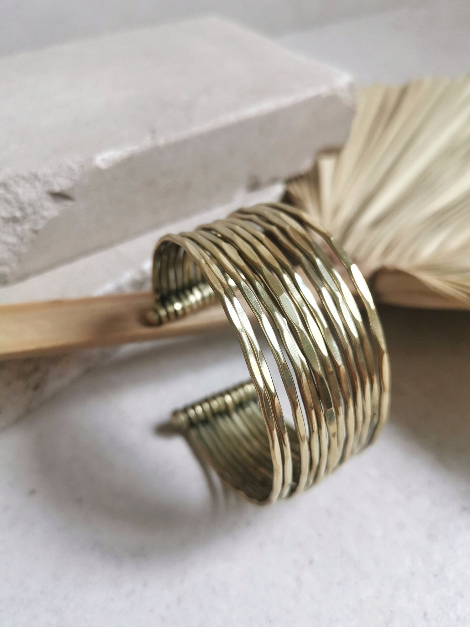 Manschettenarmband aus Messing, Armband aus goldenem Messing, Armreif Gold gehämmert - CocosyBerlin