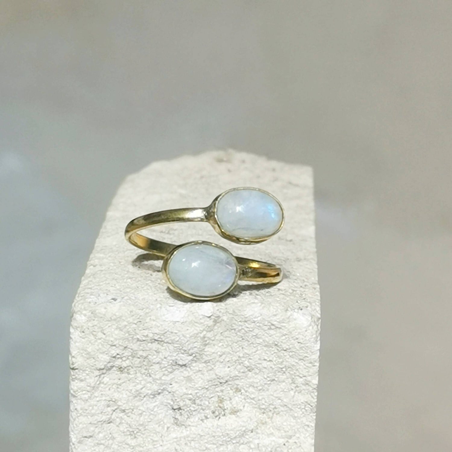 Offener Ring mit Mondstein, Verstellbarer Ring aus Messing, Freundschaftsring mit Mondstein, Schlichter und dünner Ring mit 2 Edelsteinen