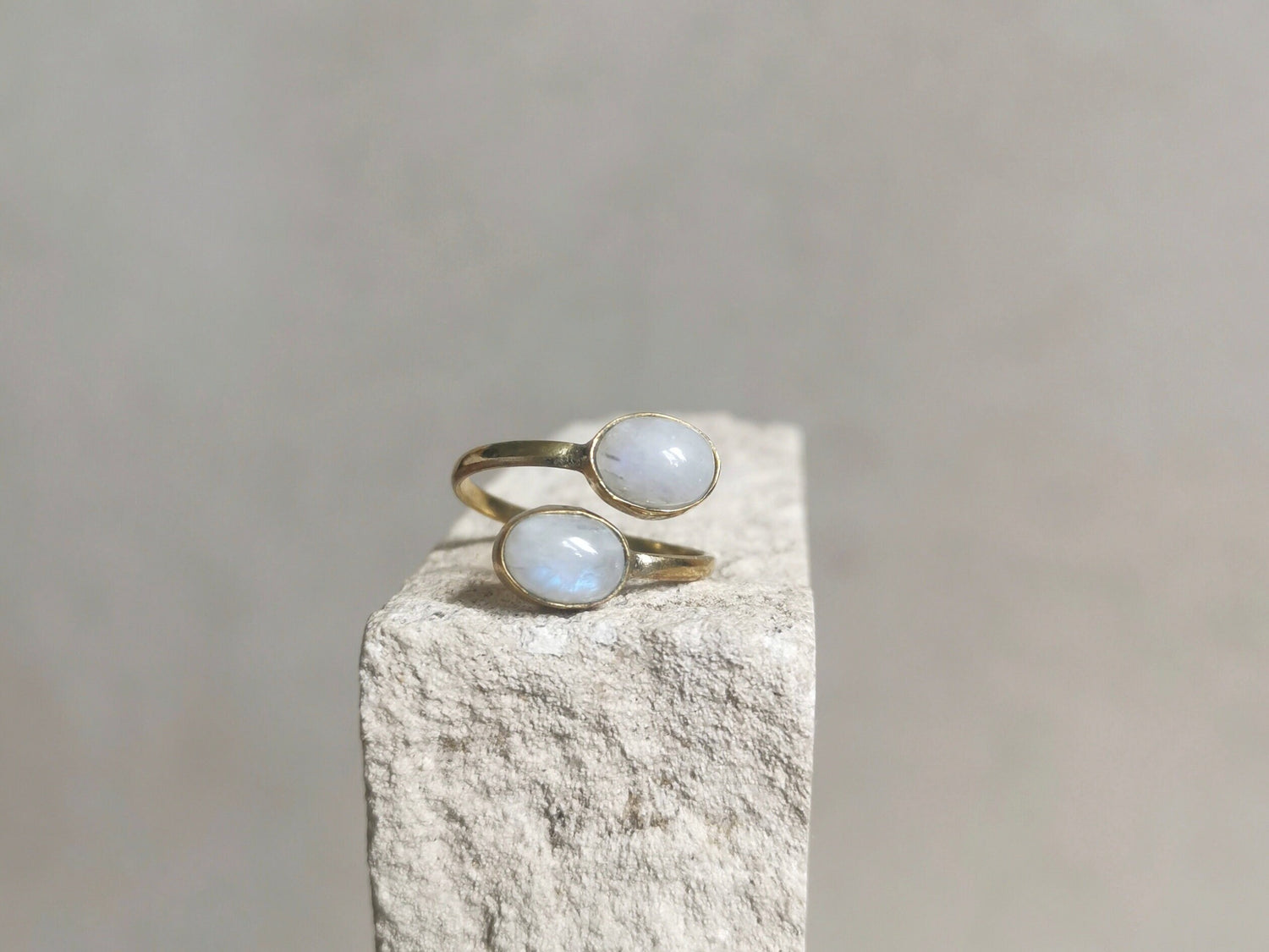 Offener Ring mit Mondstein, Verstellbarer Ring aus Messing, Freundschaftsring mit Mondstein, Schlichter und dünner Ring mit 2 Edelsteinen