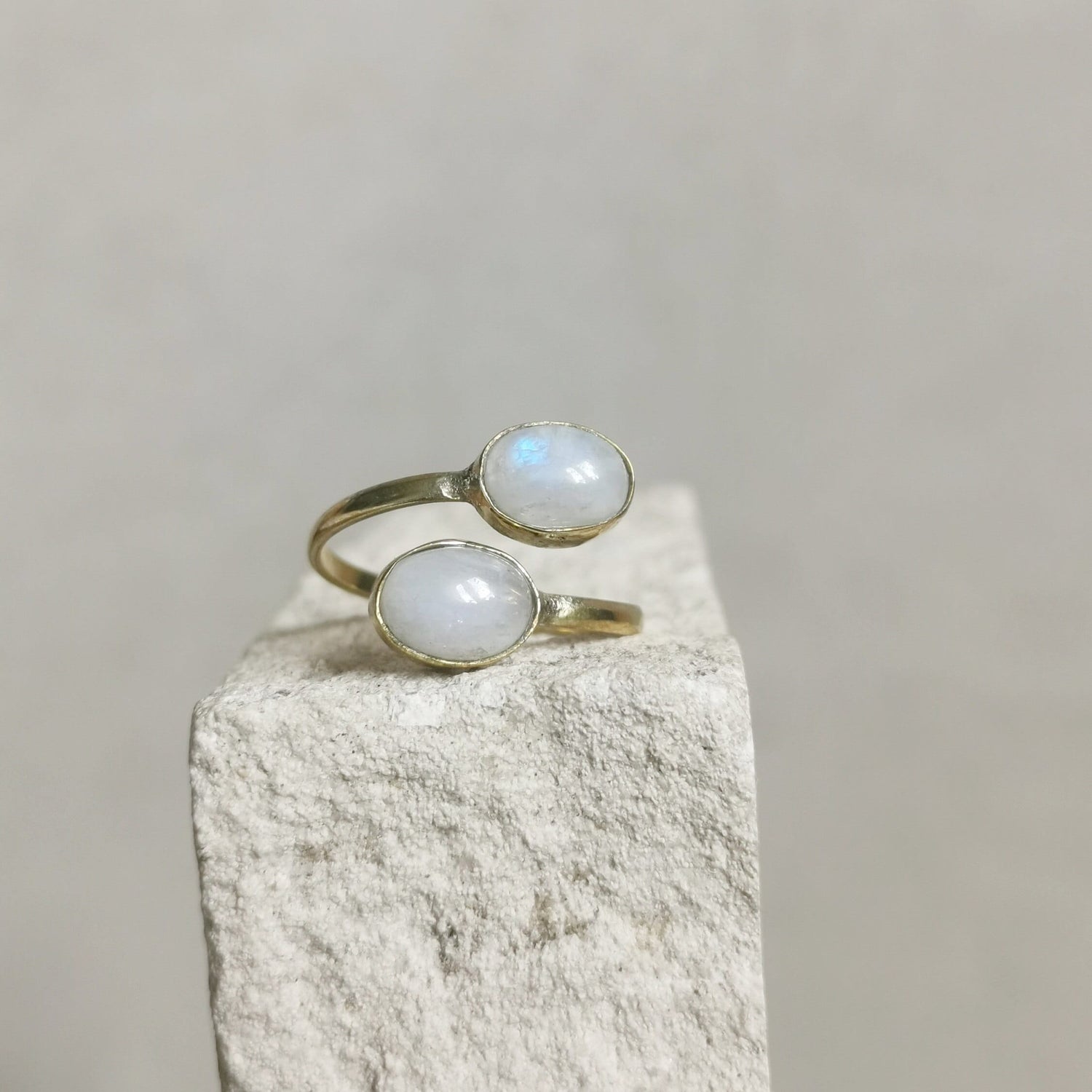 Offener Ring mit Mondstein, Verstellbarer Ring aus Messing, Freundschaftsring mit Mondstein, Schlichter und dünner Ring mit 2 Edelsteinen