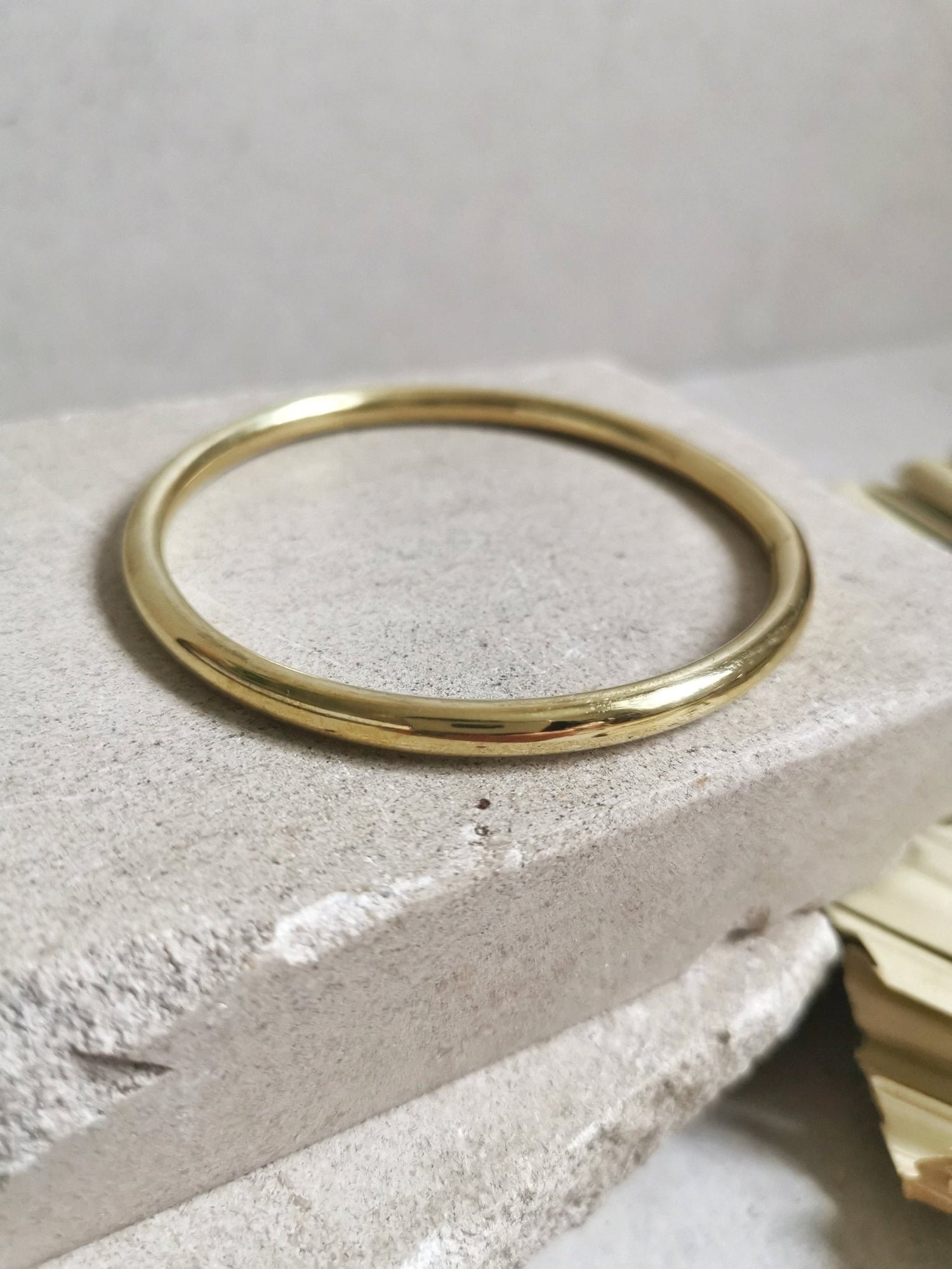 Chunky Armband aus goldenem Messing, Statement Armband, breiter Armreif, Tribal goldener Armreif, minimalistischer schlichter Armreif - CocosyBerlin