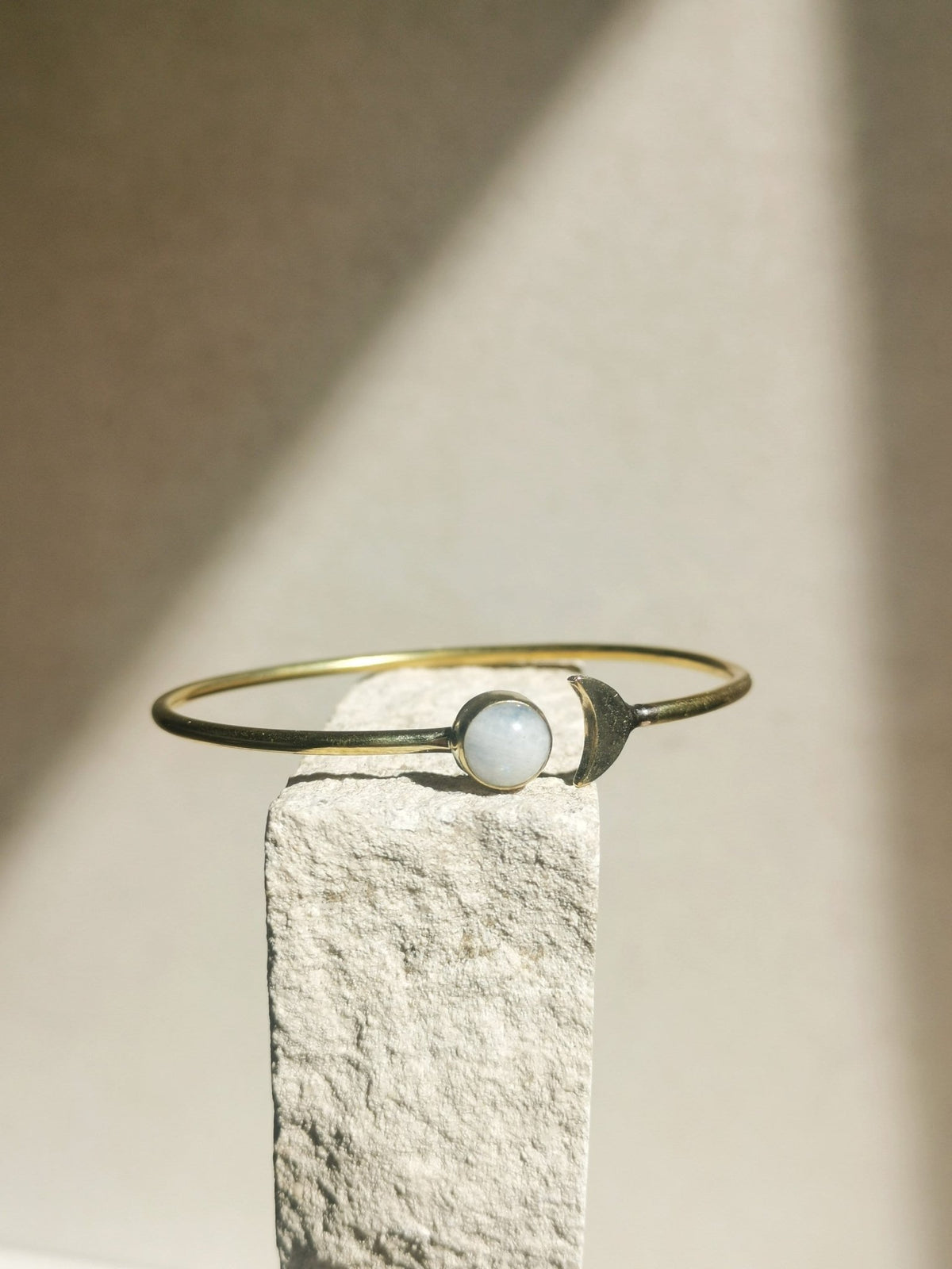 Armreif aus goldenem Messing Halbmond mit Mondstein, Mondphasen Armreif Mondstein Gold, Boho Armreif mit Edelstein - CocosyBerlin