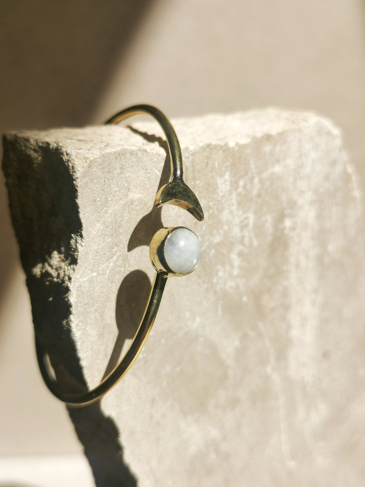 Armreif aus goldenem Messing Halbmond mit Mondstein, Mondphasen Armreif Mondstein Gold, Boho Armreif mit Edelstein - CocosyBerlin