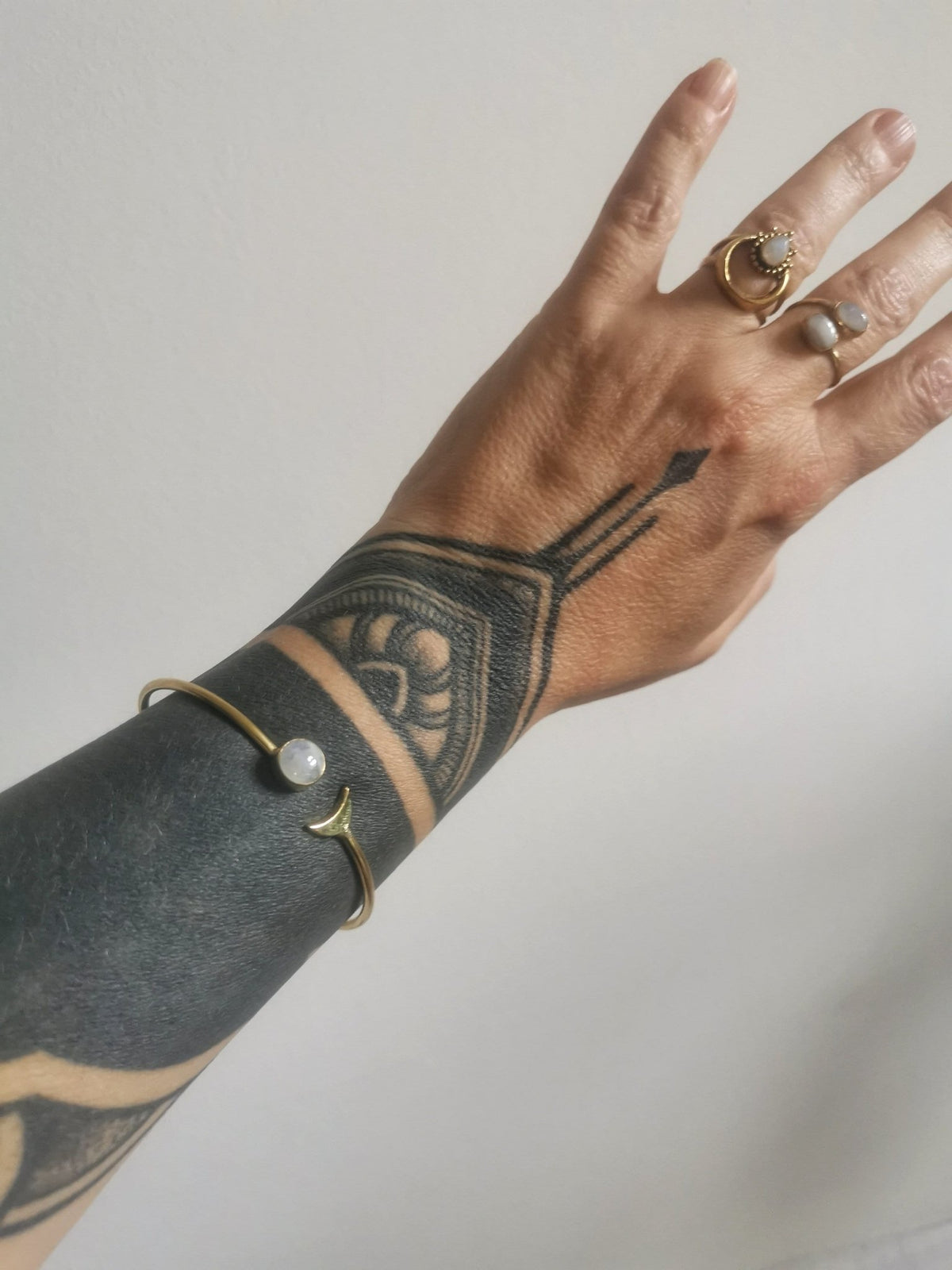 Armreif aus goldenem Messing Halbmond mit Mondstein, Mondphasen Armreif Mondstein Gold, Boho Armreif mit Edelstein - CocosyBerlin