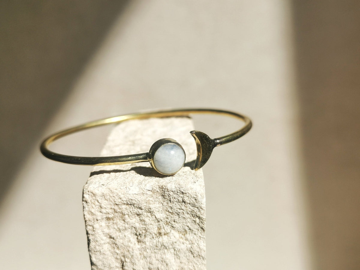 Armreif aus goldenem Messing Halbmond mit Mondstein, Mondphasen Armreif Mondstein Gold, Boho Armreif mit Edelstein - CocosyBerlin
