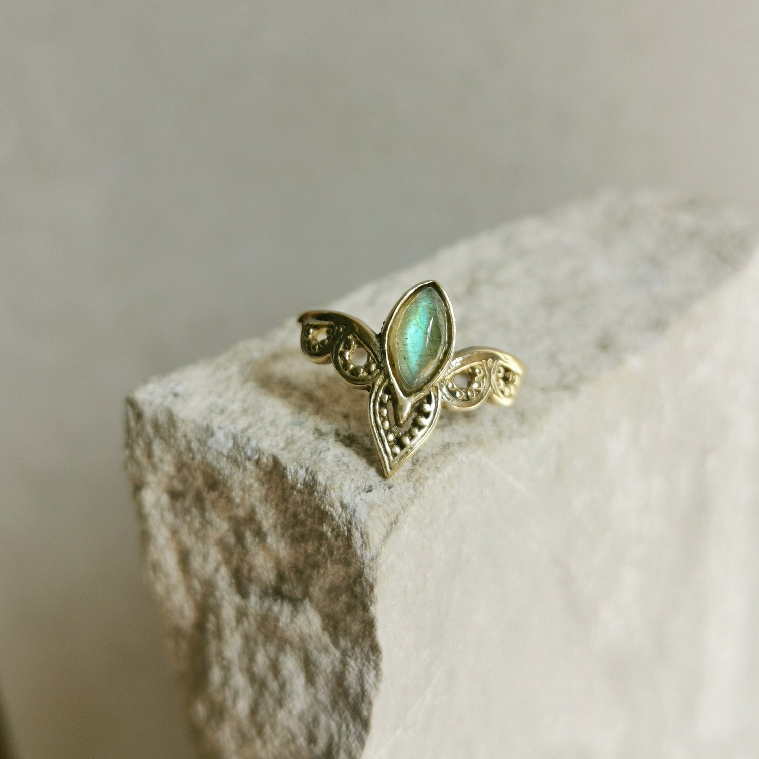 Bague avec labradorite, bague couronne diadème, bague empilable, bague bohème, bague hippie, bague dorée avec labradorite
