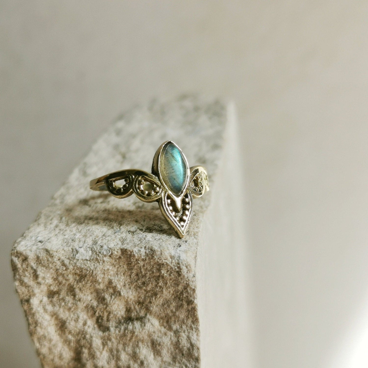 Ring mit Labradorit, Tiara Kronen Ring, Stapelring, Boho Ring, Hippie Ring, Goldener Ring mit Labradorit - CocosyBerlin