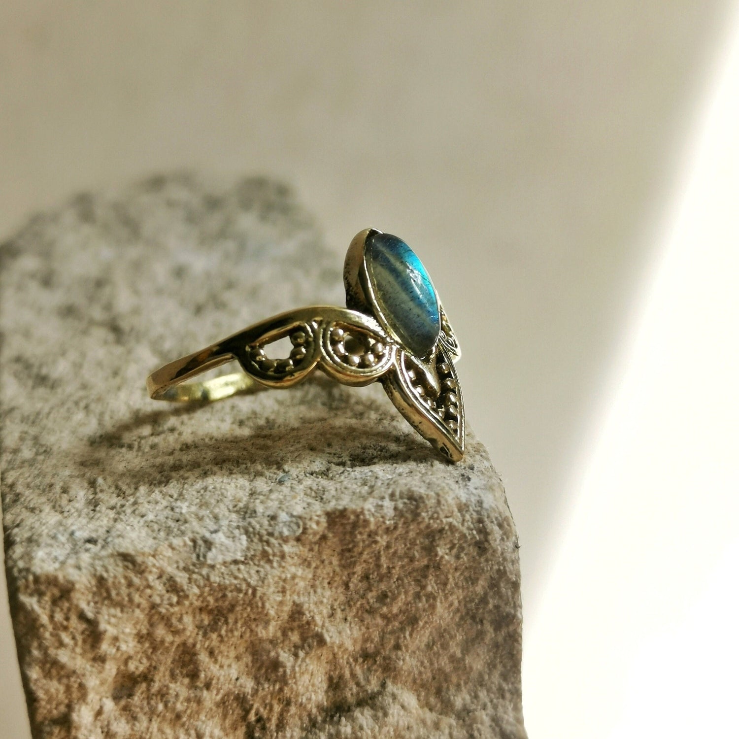 Bague avec labradorite, bague couronne diadème, bague empilable, bague bohème, bague hippie, bague dorée avec labradorite