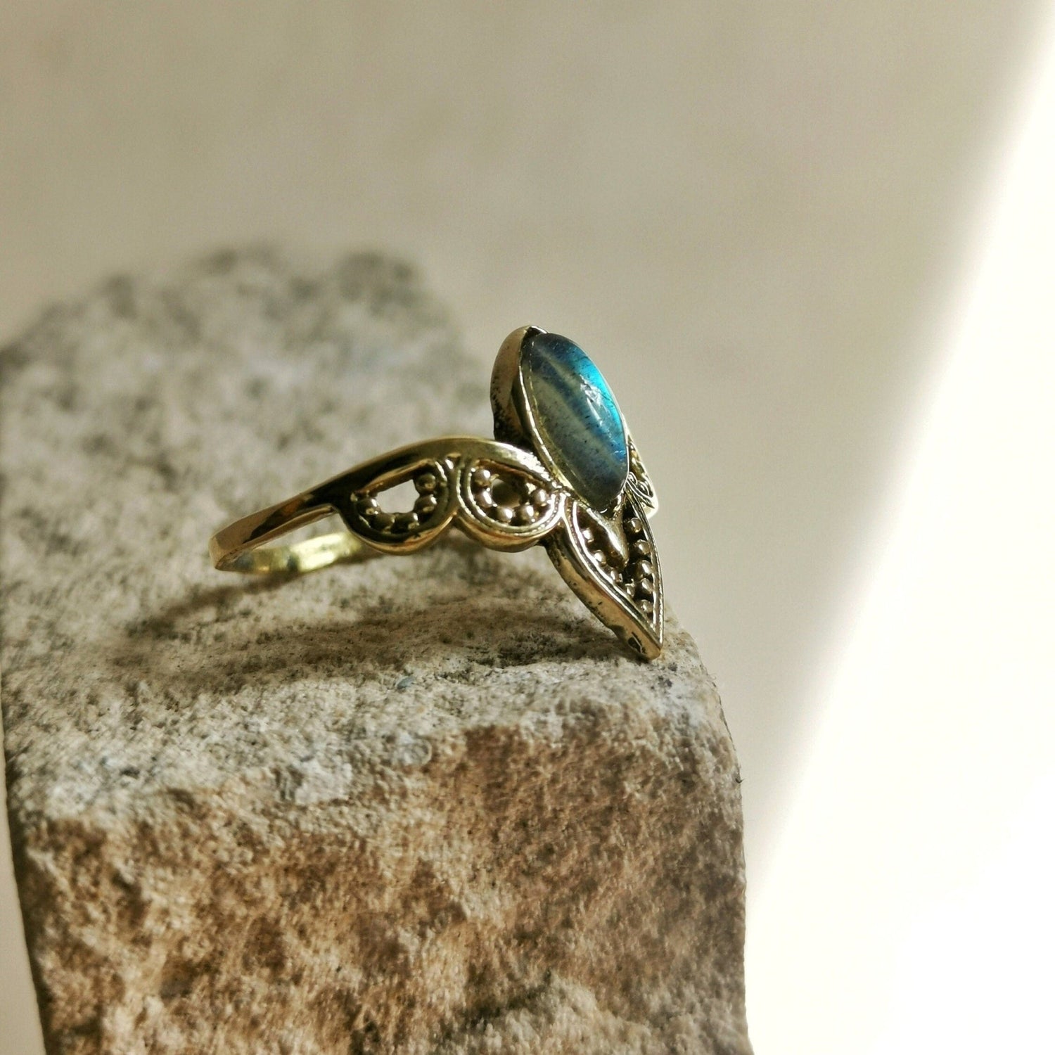 Ring mit Labradorit, Tiara Kronen Ring, Stapelring, Boho Ring, Hippie Ring, Goldener Ring mit Labradorit - CocosyBerlin