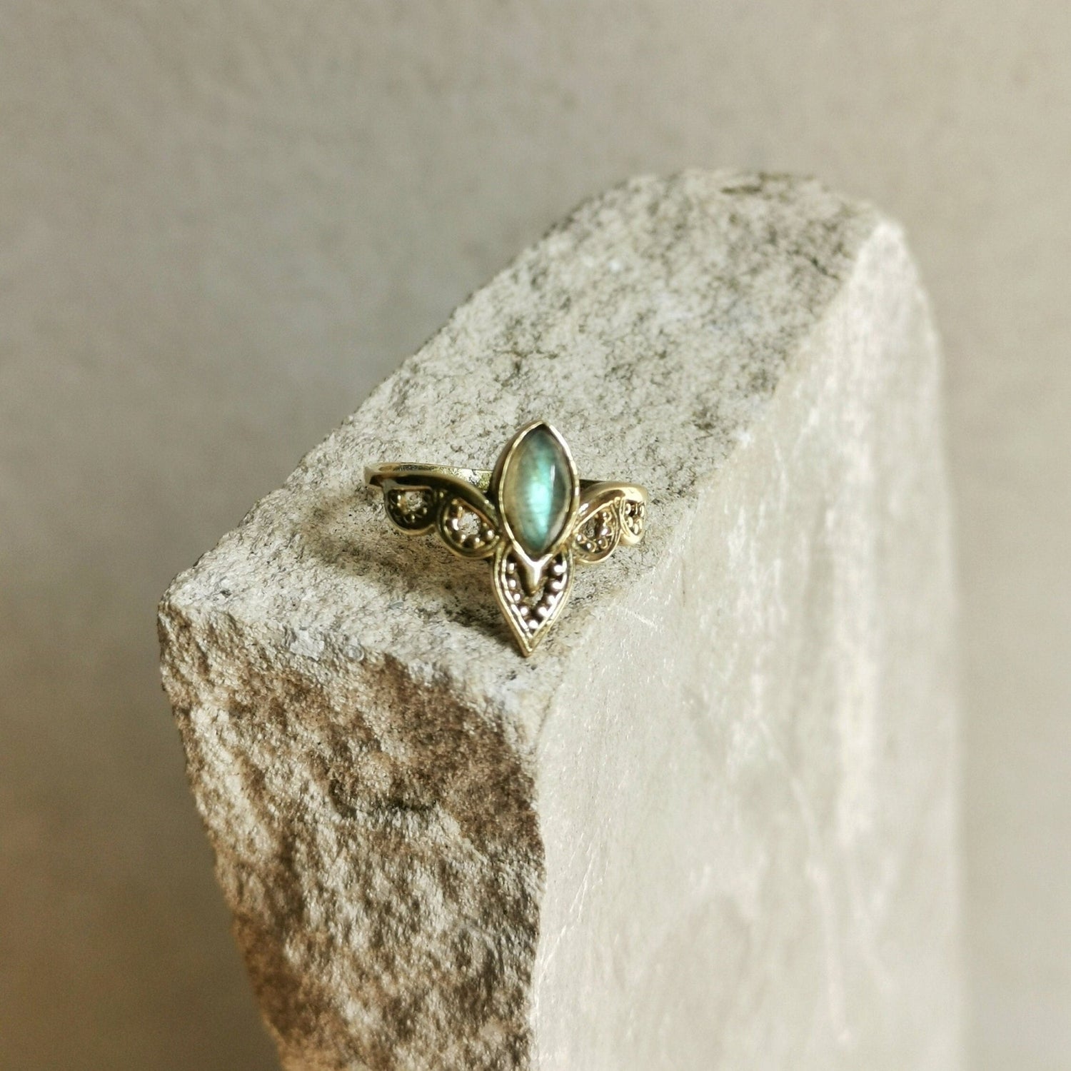 Ring mit Labradorit, Tiara Kronen Ring, Stapelring, Boho Ring, Hippie Ring, Goldener Ring mit Labradorit - CocosyBerlin