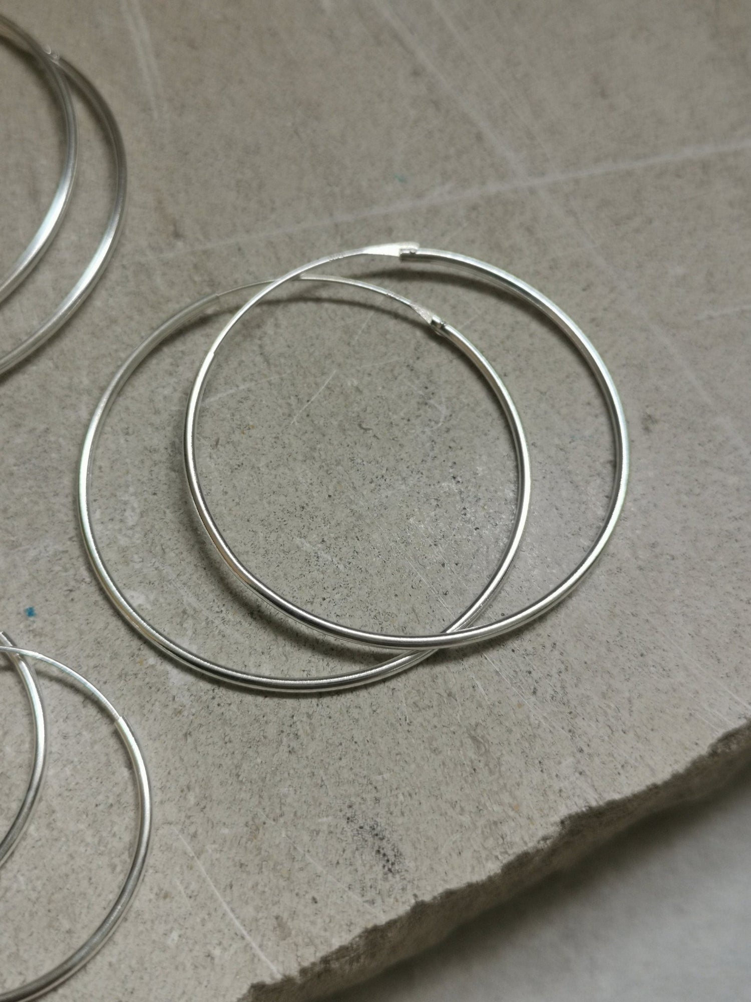 Dünne Creolen aus 925 Silber in 30mm, 40mm, 50mm, 60 mm, Sterling Silber Creolen, Silber Ohrringe fein und leicht - CocosyBerlin