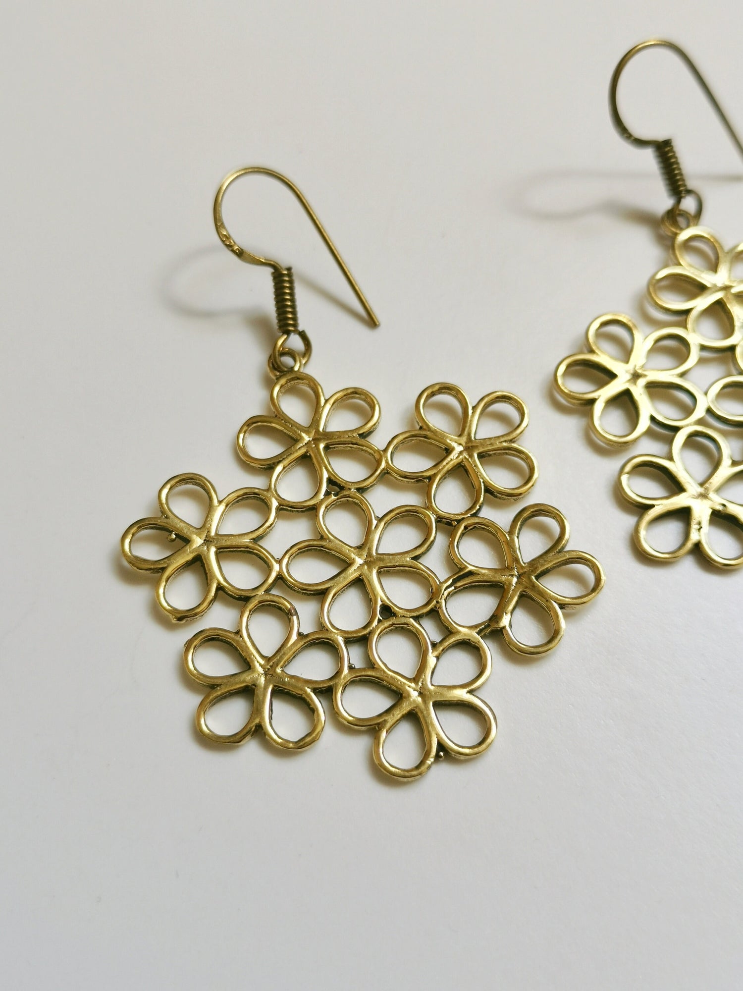 Boucles d'oreilles marguerite en laiton doré, boucles d'oreilles fleurs, boucles d'oreilles marguerite, boucles d'oreilles hippie en laiton