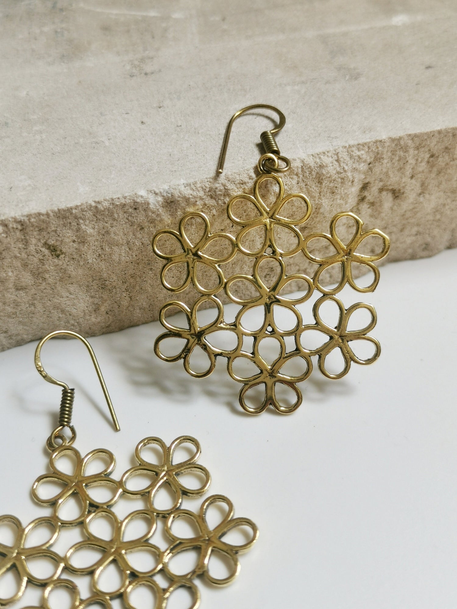 Boucles d'oreilles marguerite en laiton doré, boucles d'oreilles fleurs, boucles d'oreilles marguerite, boucles d'oreilles hippie en laiton