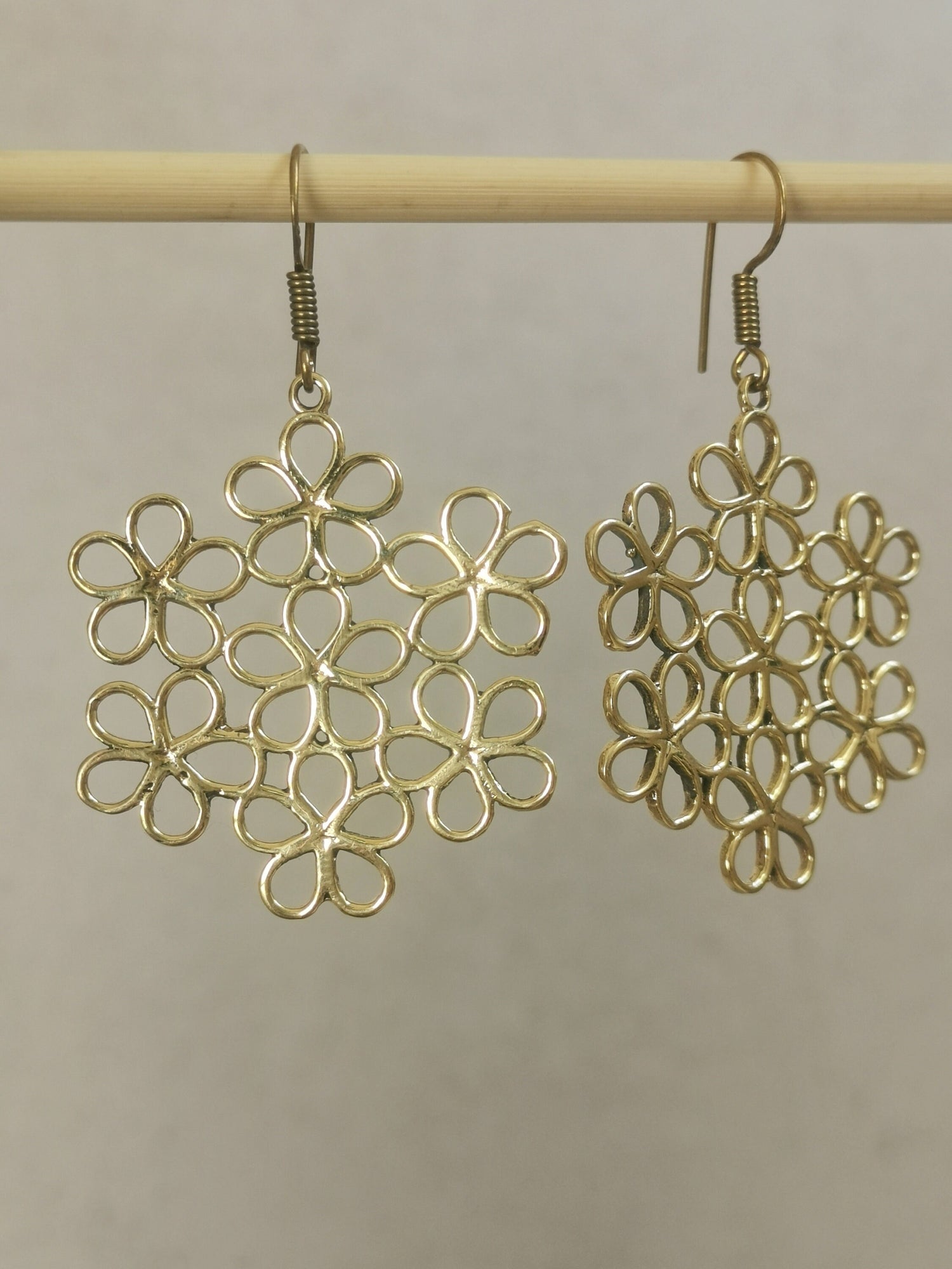 Boucles d'oreilles marguerite en laiton doré, boucles d'oreilles fleurs, boucles d'oreilles marguerite, boucles d'oreilles hippie en laiton