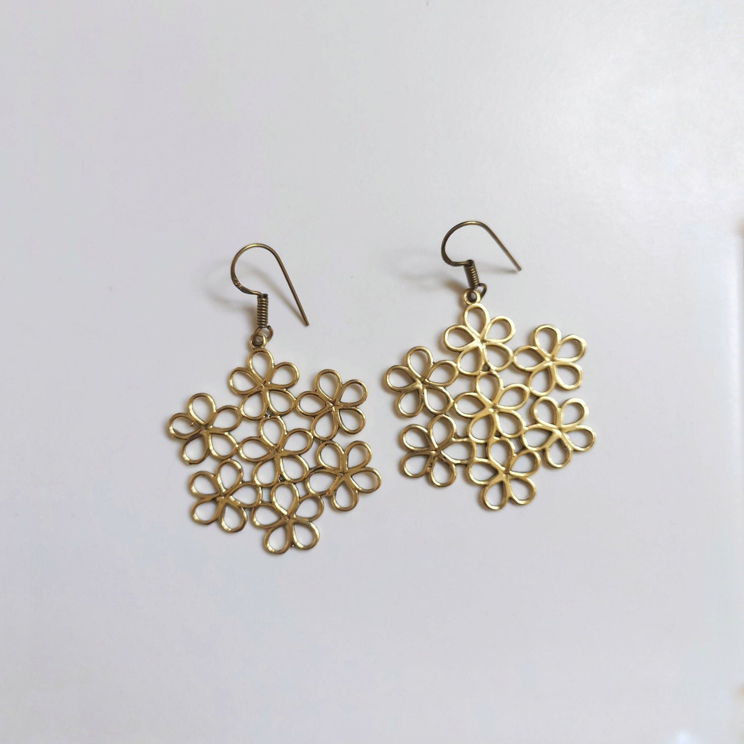 Boucles d'oreilles marguerite en laiton doré, boucles d'oreilles fleurs, boucles d'oreilles marguerite, boucles d'oreilles hippie en laiton