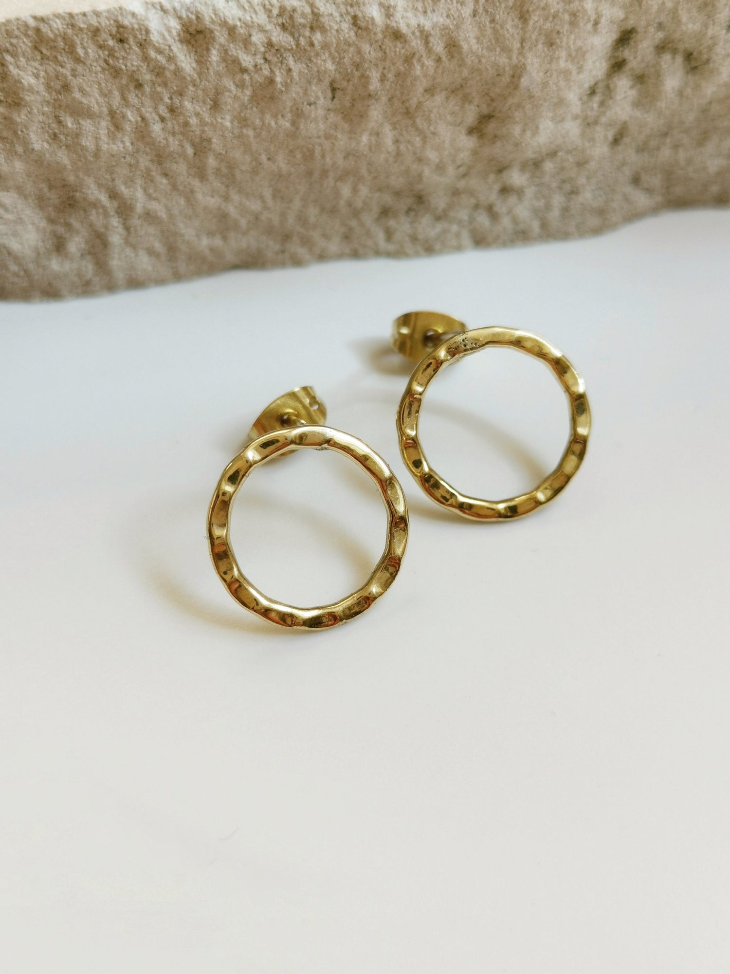 Boucles d'oreilles à tige rondes en laiton doré, boucles d'oreilles à tige rondes minimalistes simples, laiton martelé, idée cadeau