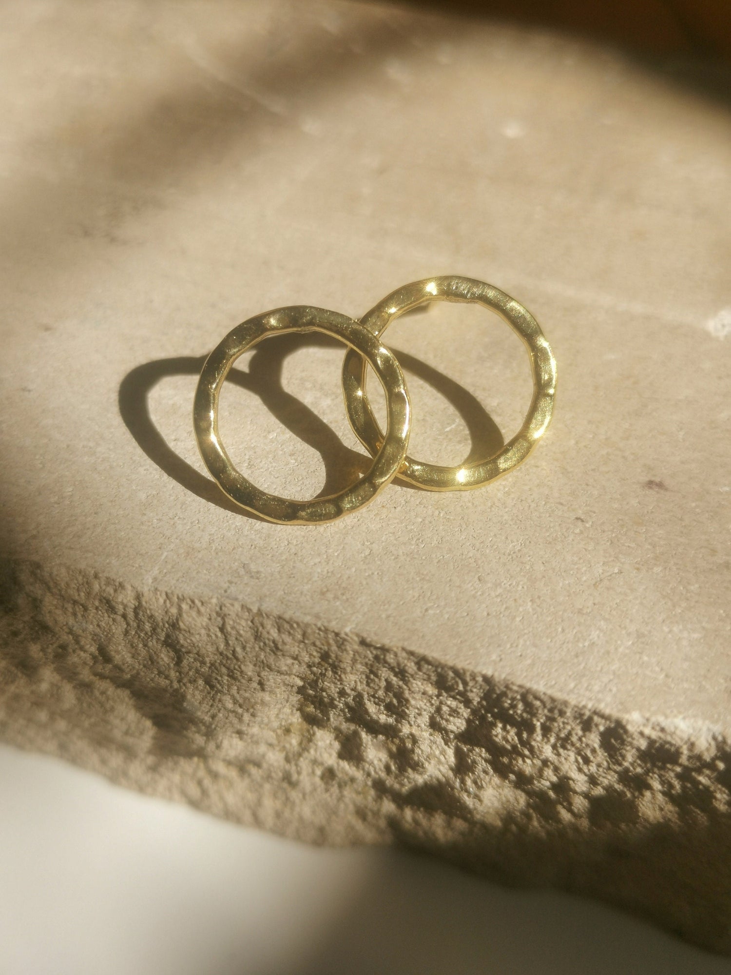 Boucles d'oreilles à tige rondes en laiton doré, boucles d'oreilles à tige rondes minimalistes simples, laiton martelé, idée cadeau