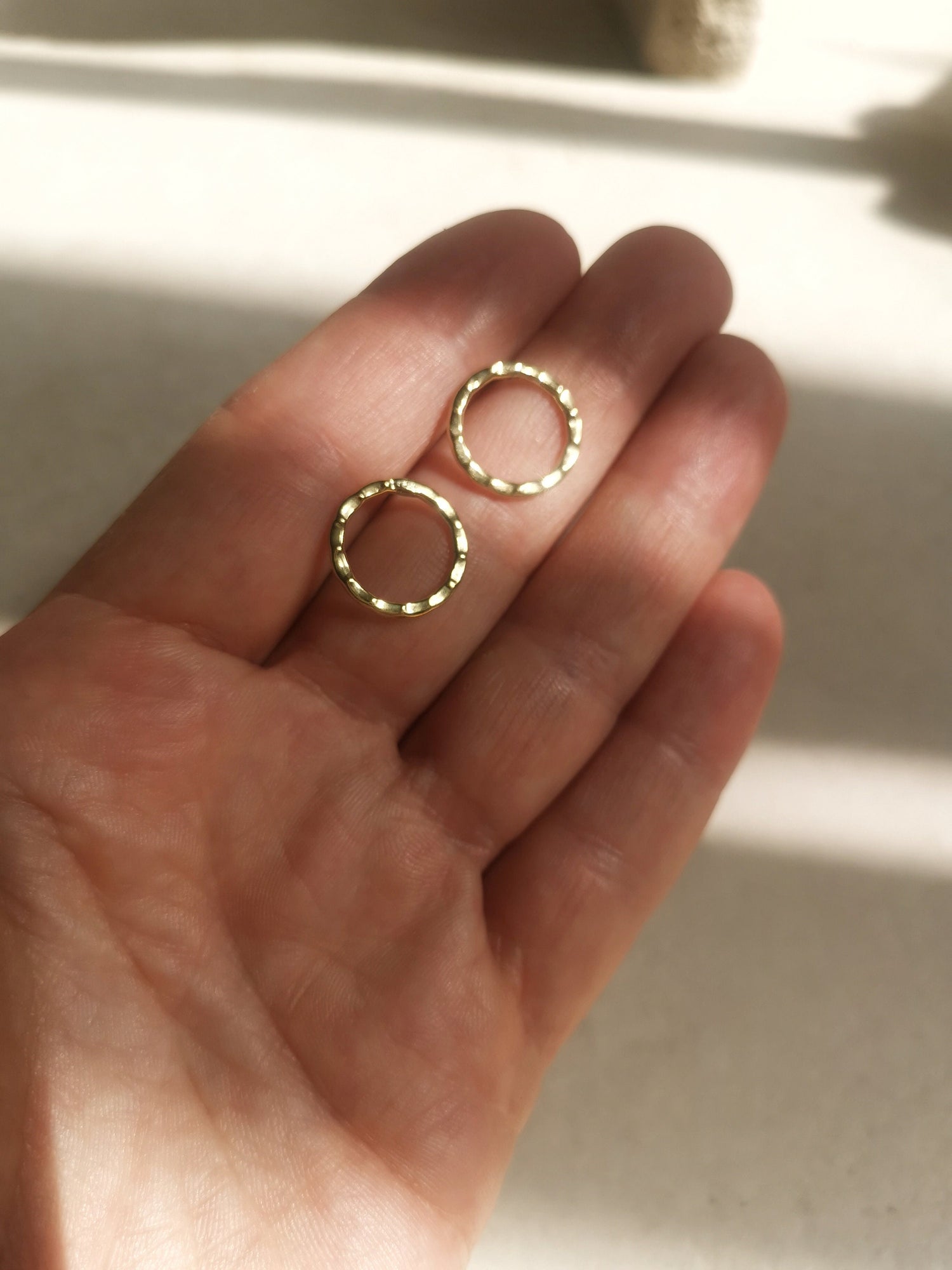 Boucles d'oreilles à tige rondes en laiton doré, boucles d'oreilles à tige rondes minimalistes simples, laiton martelé, idée cadeau