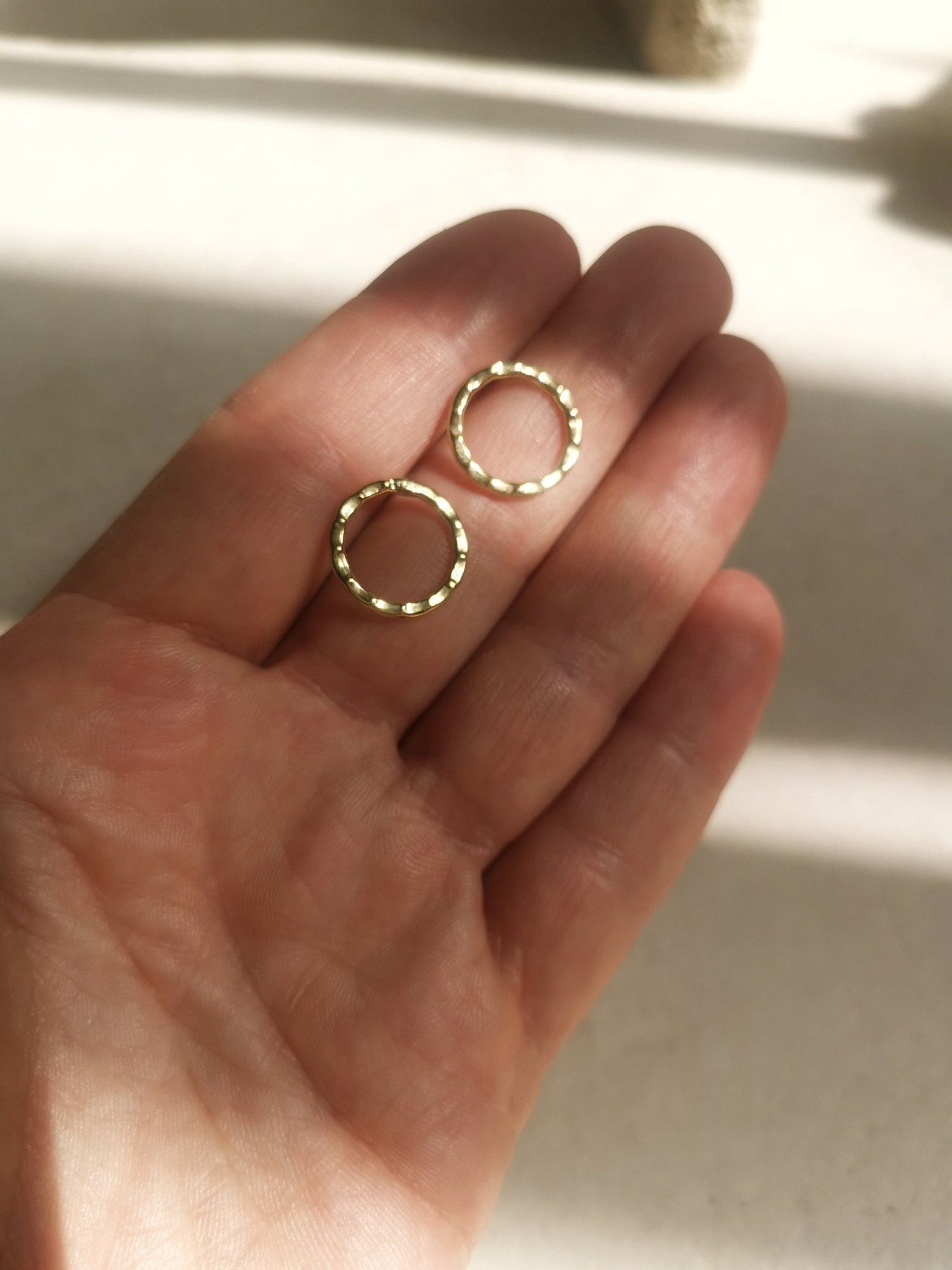 Kreis Ohrstecker Messing gold, schlichte minimalistische runde Ohrstecker, gehämmertes Messing, Geschenkidee - CocosyBerlin