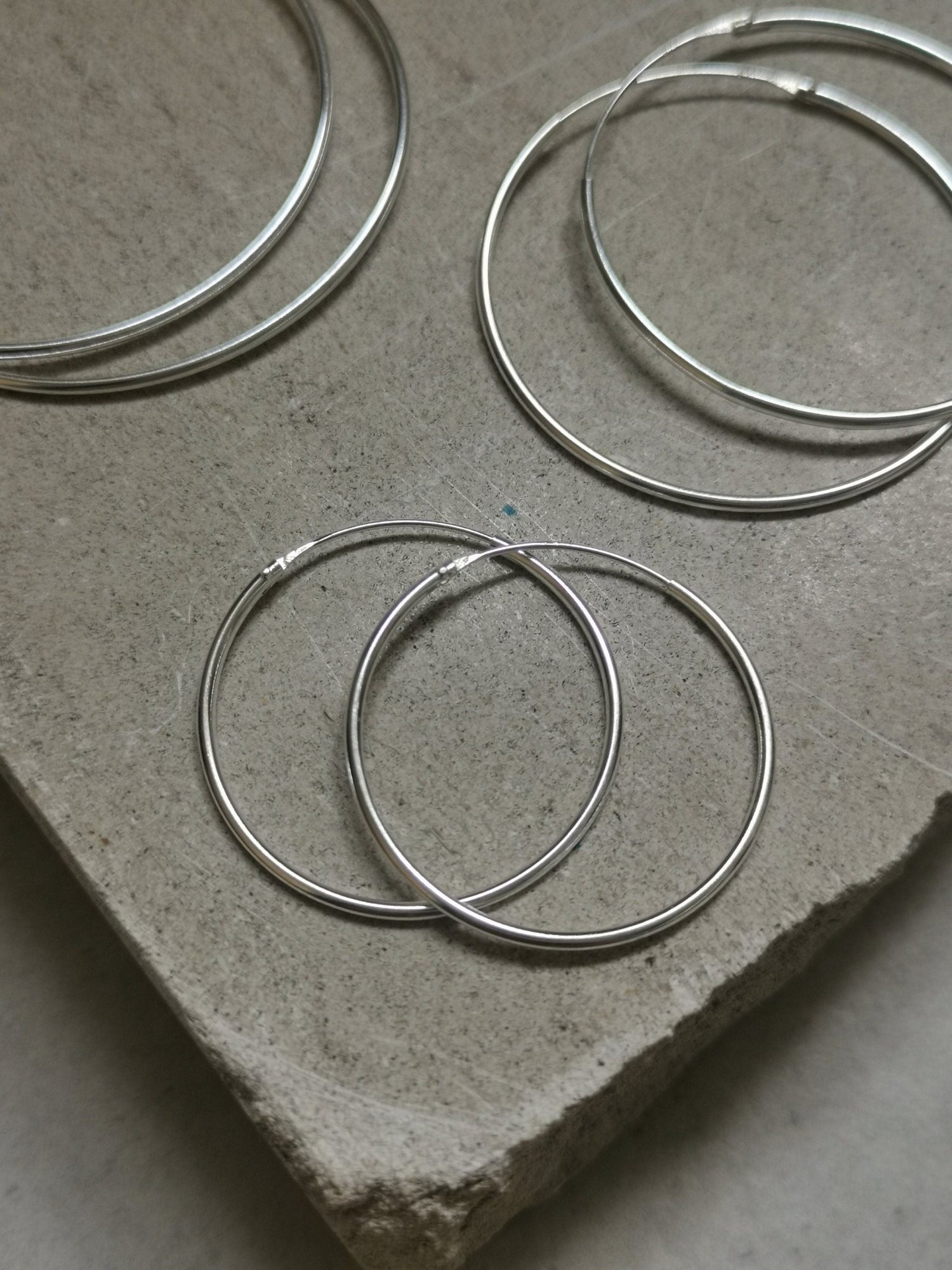 Dünne Creolen aus 925 Silber in 30mm, 40mm, 50mm, 60 mm, Sterling Silber Creolen, Silber Ohrringe fein und leicht - CocosyBerlin
