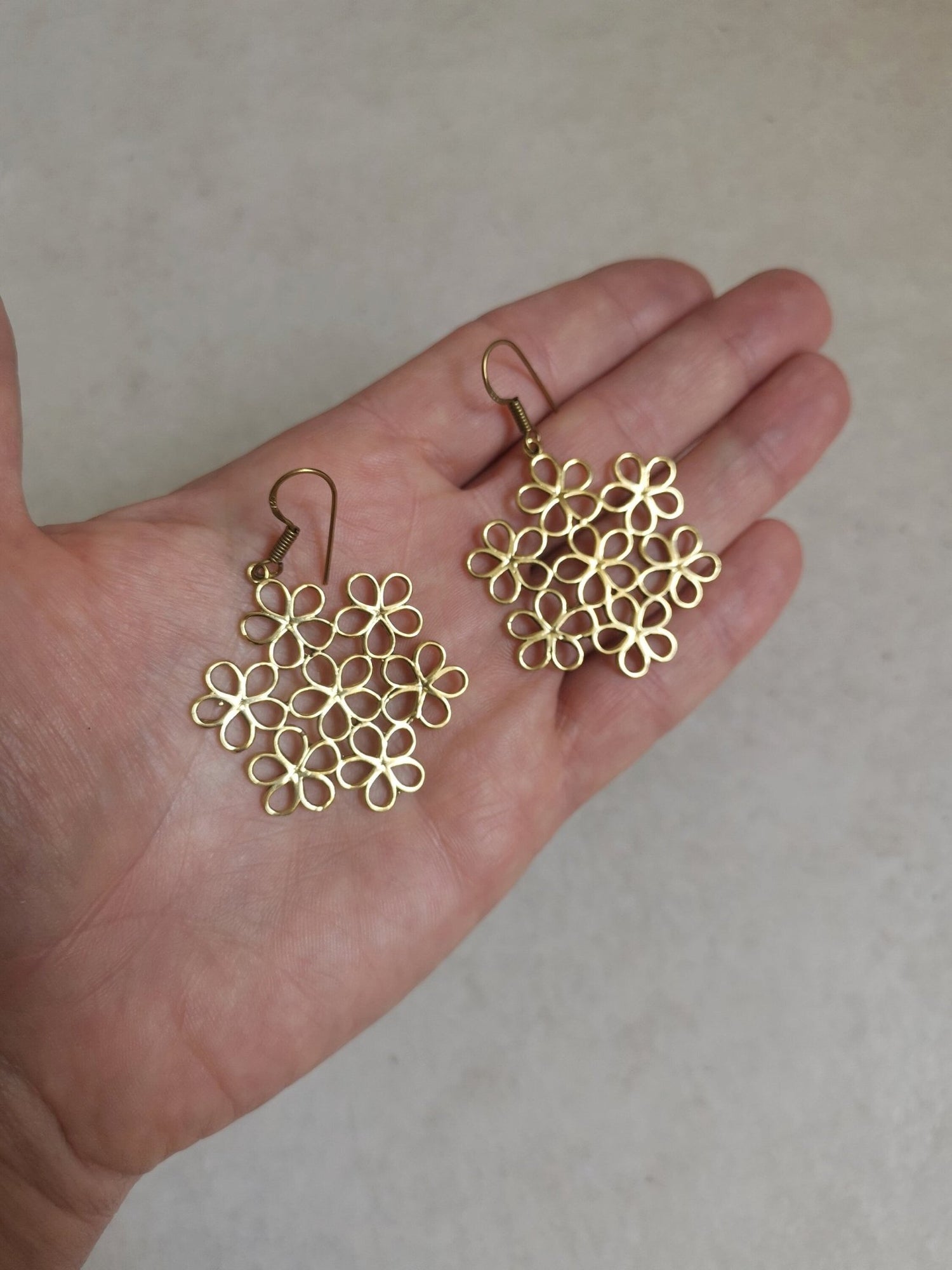 Daisy Hängeohrringe aus goldenem Messing, Blumen Ohrringe, Gänseblümchen Ohrringe, Hippie Ohrringe aus Messing - CocosyBerlin