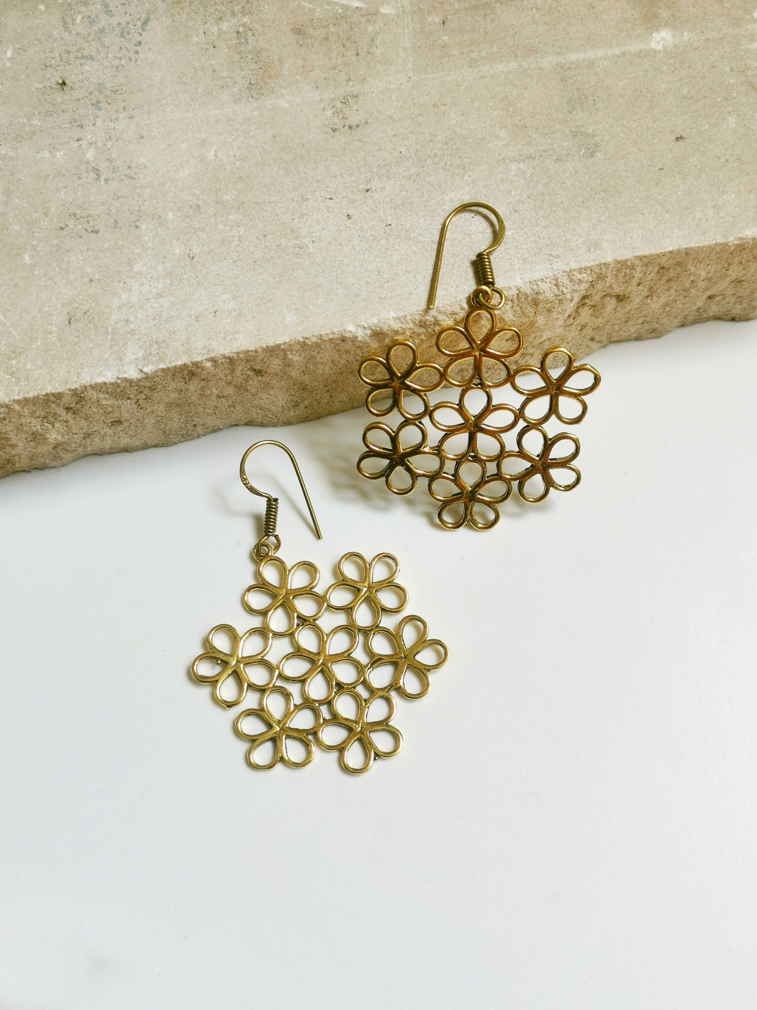 Boucles d'oreilles marguerite en laiton doré, boucles d'oreilles fleurs, boucles d'oreilles marguerite, boucles d'oreilles hippie en laiton