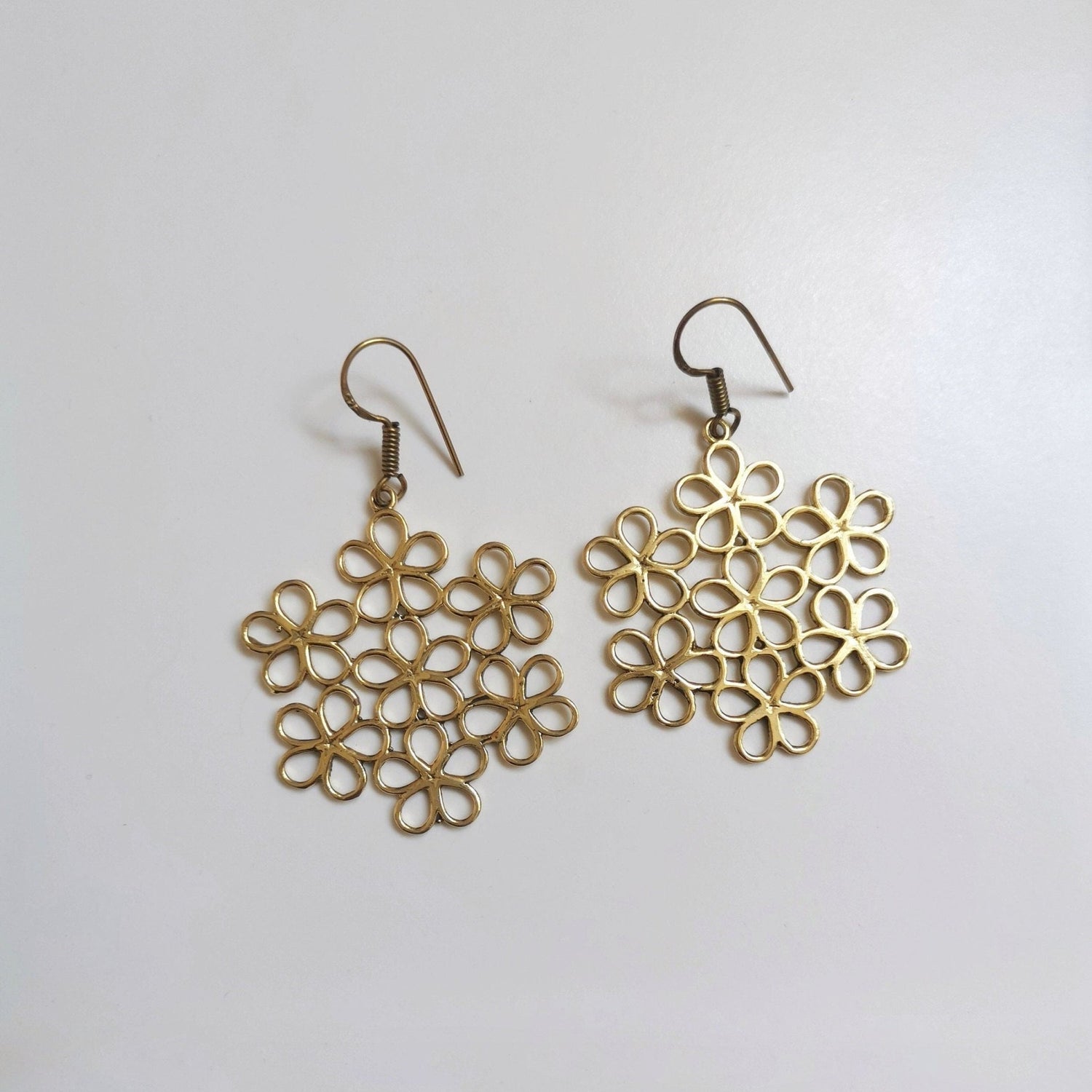 Daisy Hängeohrringe aus goldenem Messing, Blumen Ohrringe, Gänseblümchen Ohrringe, Hippie Ohrringe aus Messing - CocosyBerlin