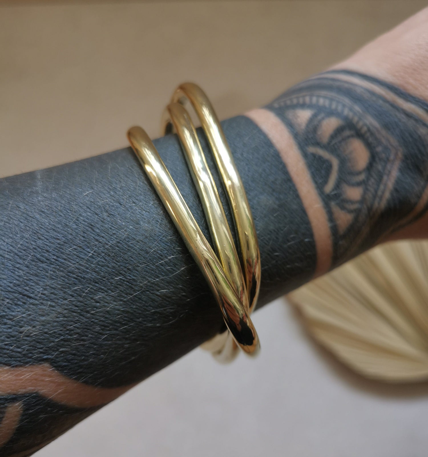 Chunky Armband aus goldenem Messing, Statement Armband, breite Armreifen, Tribal goldener Armreif aus 3 geometrische Reifen, Trio Armband