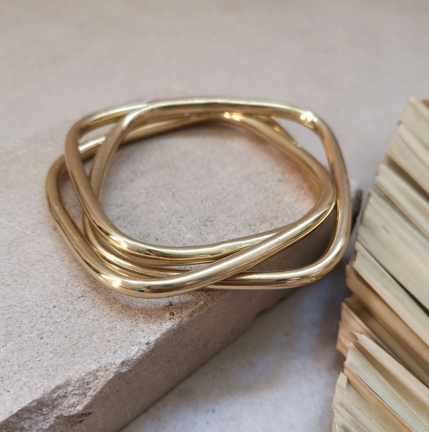 Chunky Armband aus goldenem Messing, Statement Armband, breite Armreifen, Tribal goldener Armreif aus 3 geometrische Reifen, Trio Armband