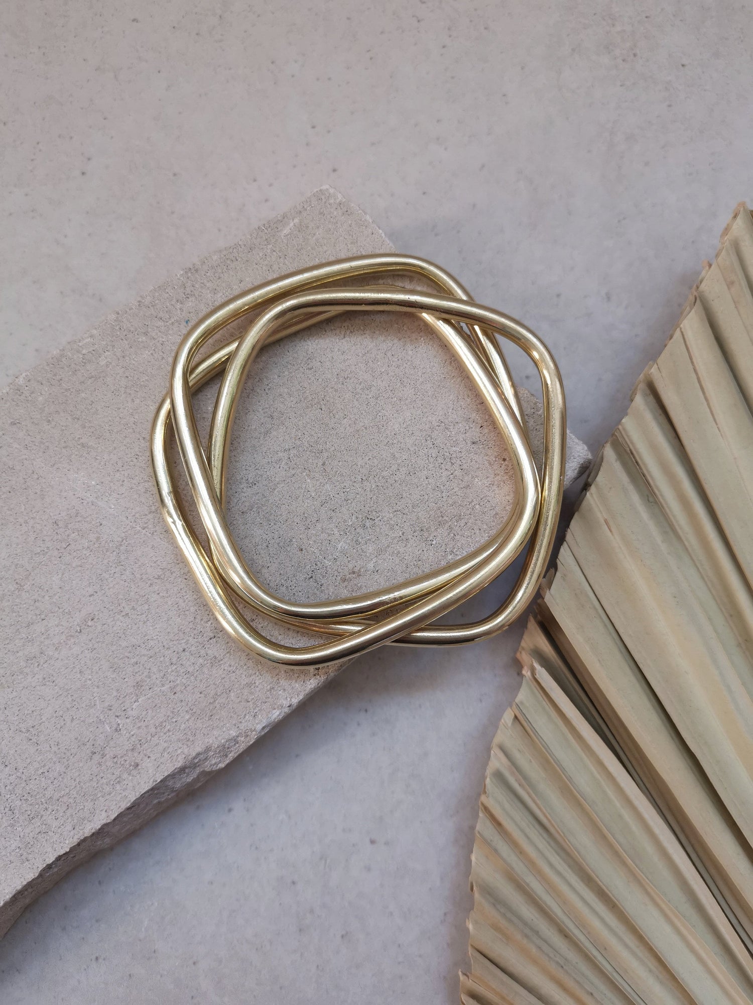 Chunky Armband aus goldenem Messing, Statement Armband, breite Armreifen, Tribal goldener Armreif aus 3 geometrische Reifen, Trio Armband