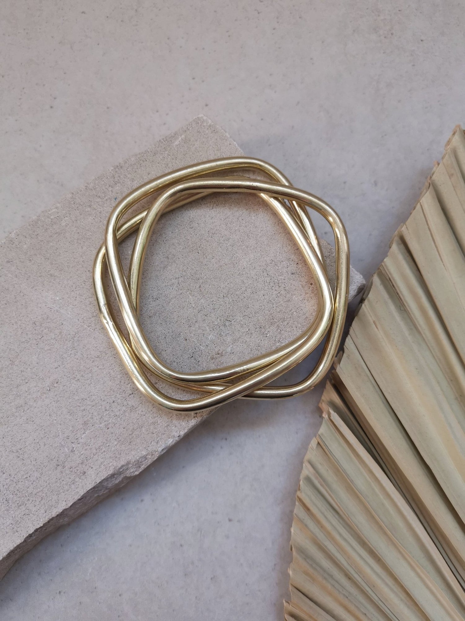 Chunky Armband aus goldenem Messing, Statement Armband, breite Armreifen, Tribal goldener Armreif aus 3 geometrische Reifen, Trio Armband - CocosyBerlin