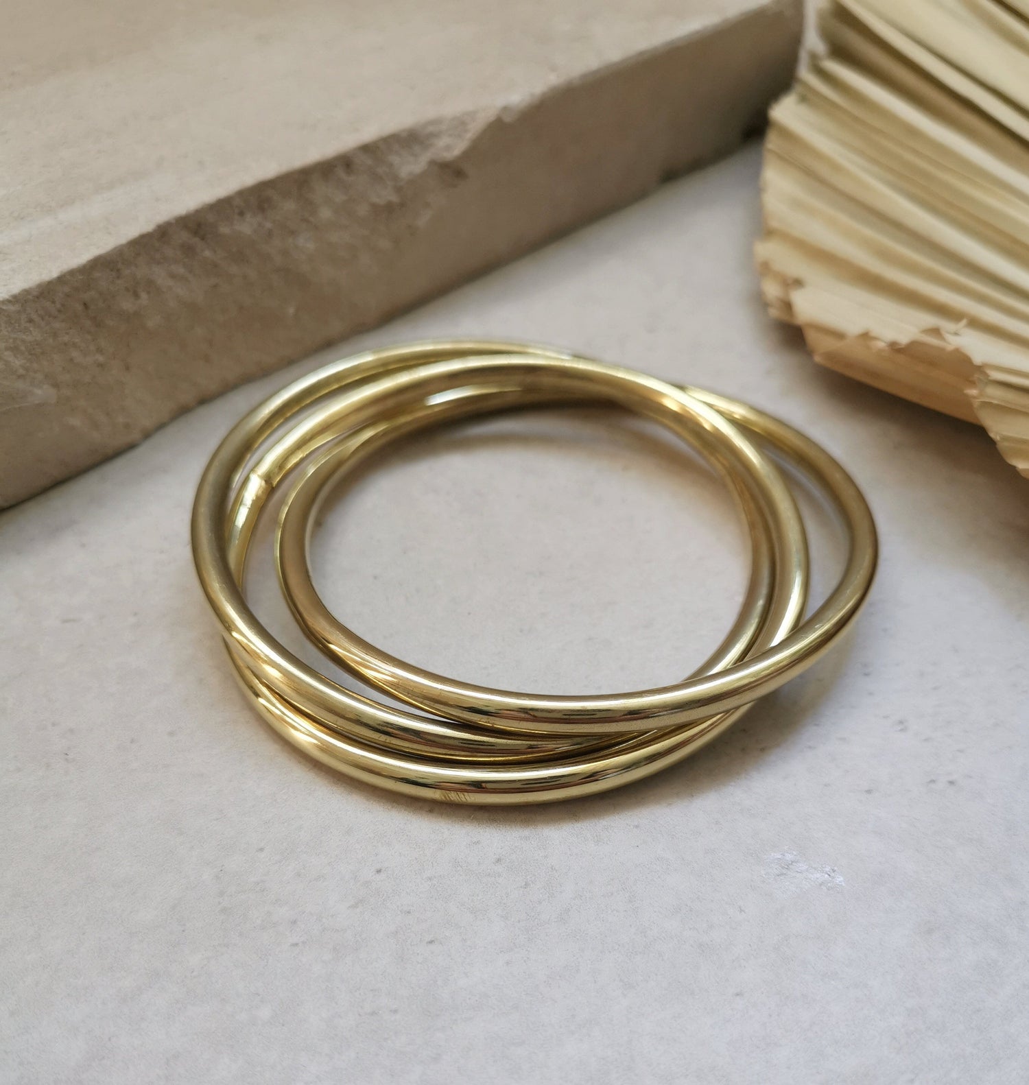 Chunky Armband aus goldenem Messing, Statement Armband, breite Armreifen, Tribal goldener Armreif aus 3 Reifen, Trio Armband