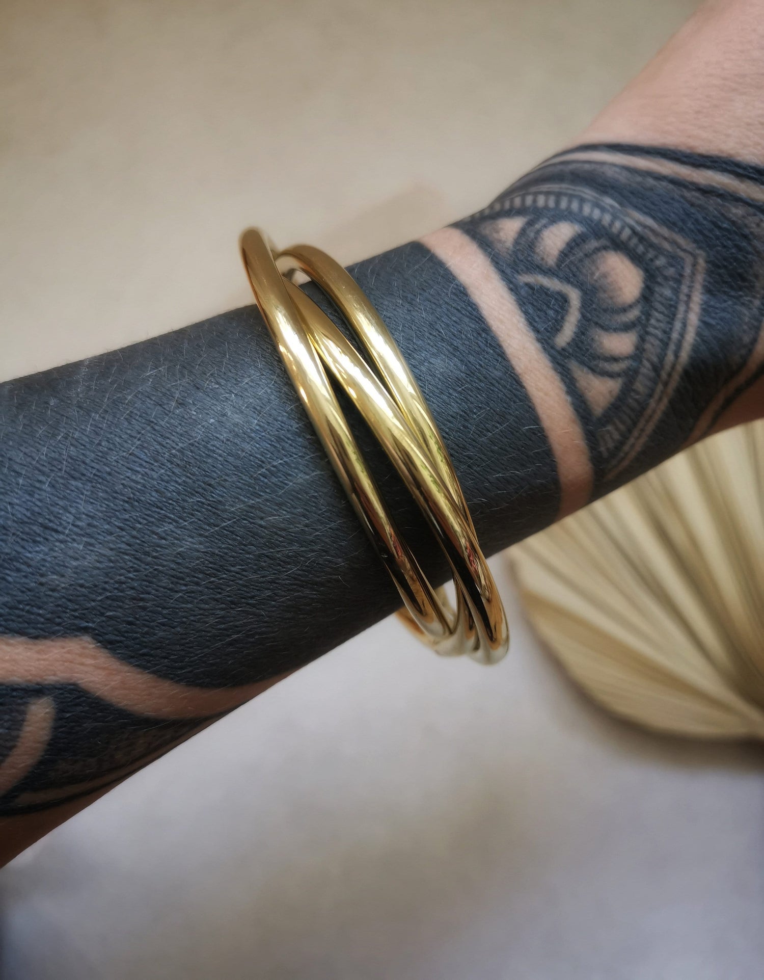 Chunky Armband aus goldenem Messing, Statement Armband, breite Armreifen, Tribal goldener Armreif aus 3 Reifen, Trio Armband