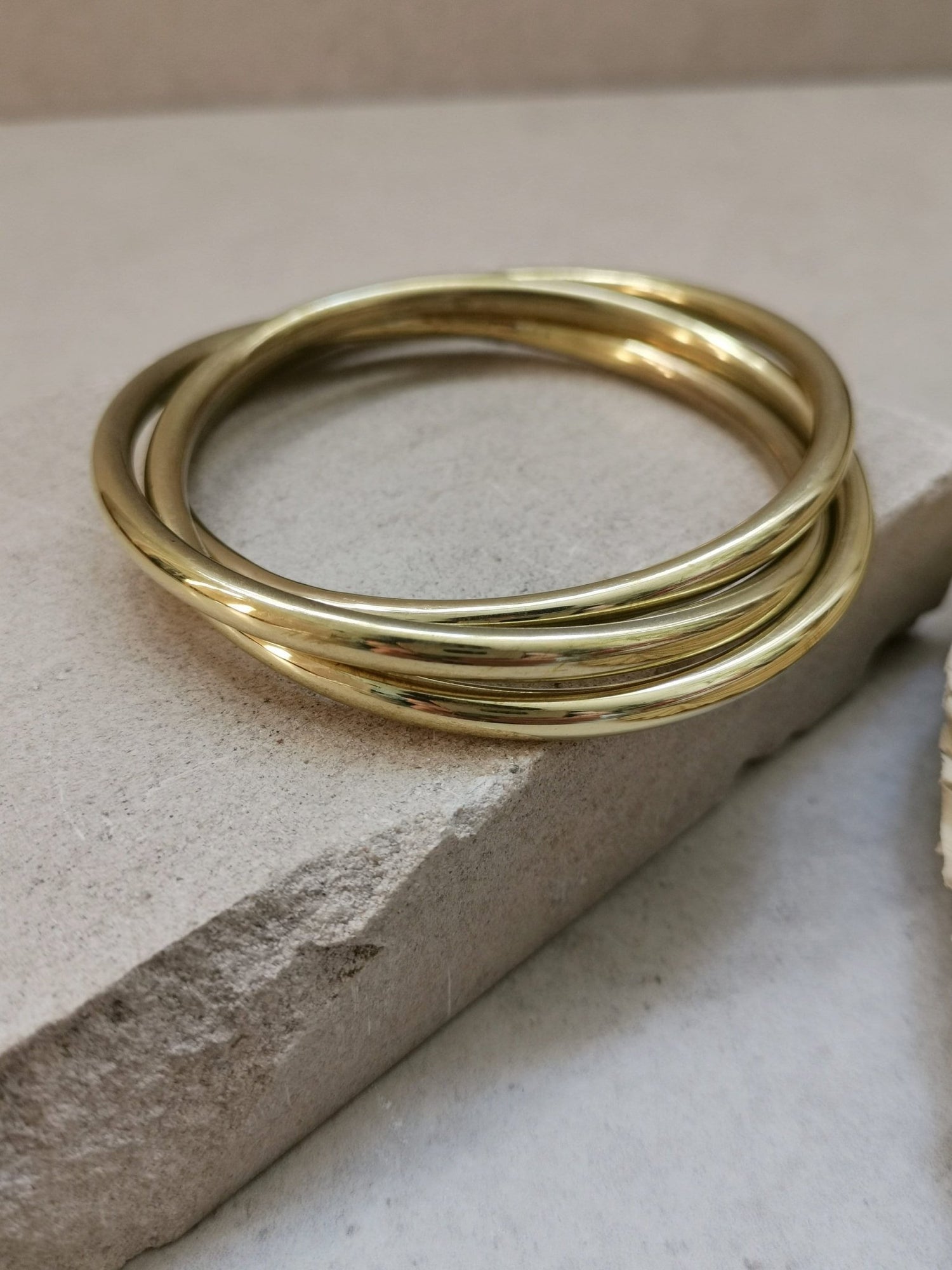 Chunky Armband aus goldenem Messing, Statement Armband, breite Armreifen, Tribal goldener Armreif aus 3 Reifen, Trio Armband - CocosyBerlin