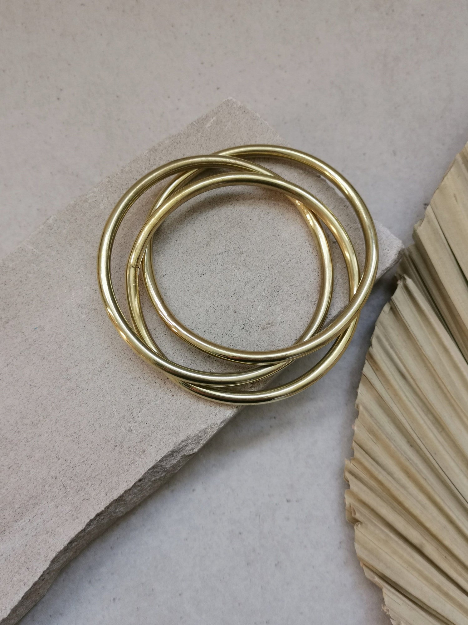 Chunky Armband aus goldenem Messing, Statement Armband, breite Armreifen, Tribal goldener Armreif aus 3 Reifen, Trio Armband