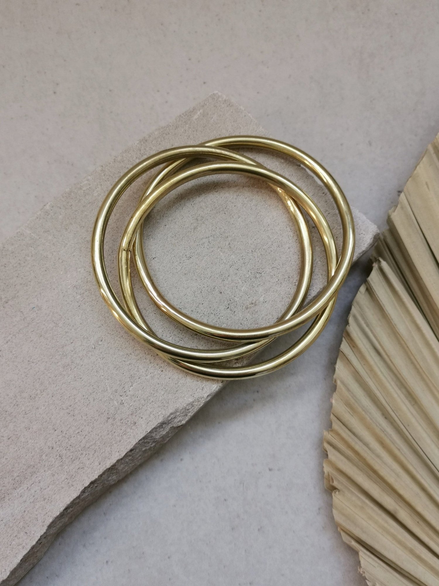 Chunky Armband aus goldenem Messing, Statement Armband, breite Armreifen, Tribal goldener Armreif aus 3 Reifen, Trio Armband - CocosyBerlin