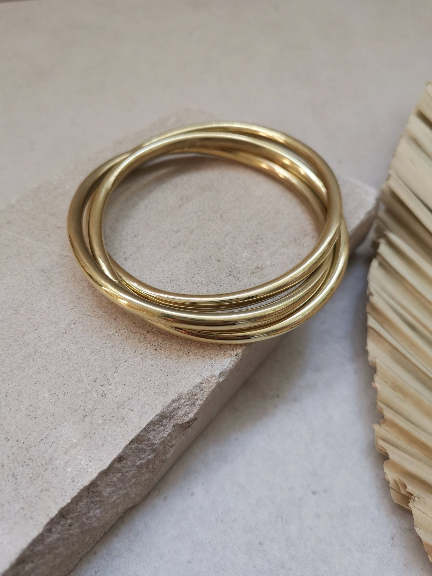 Chunky Armband aus goldenem Messing, Statement Armband, breite Armreifen, Tribal goldener Armreif aus 3 Reifen, Trio Armband - CocosyBerlin