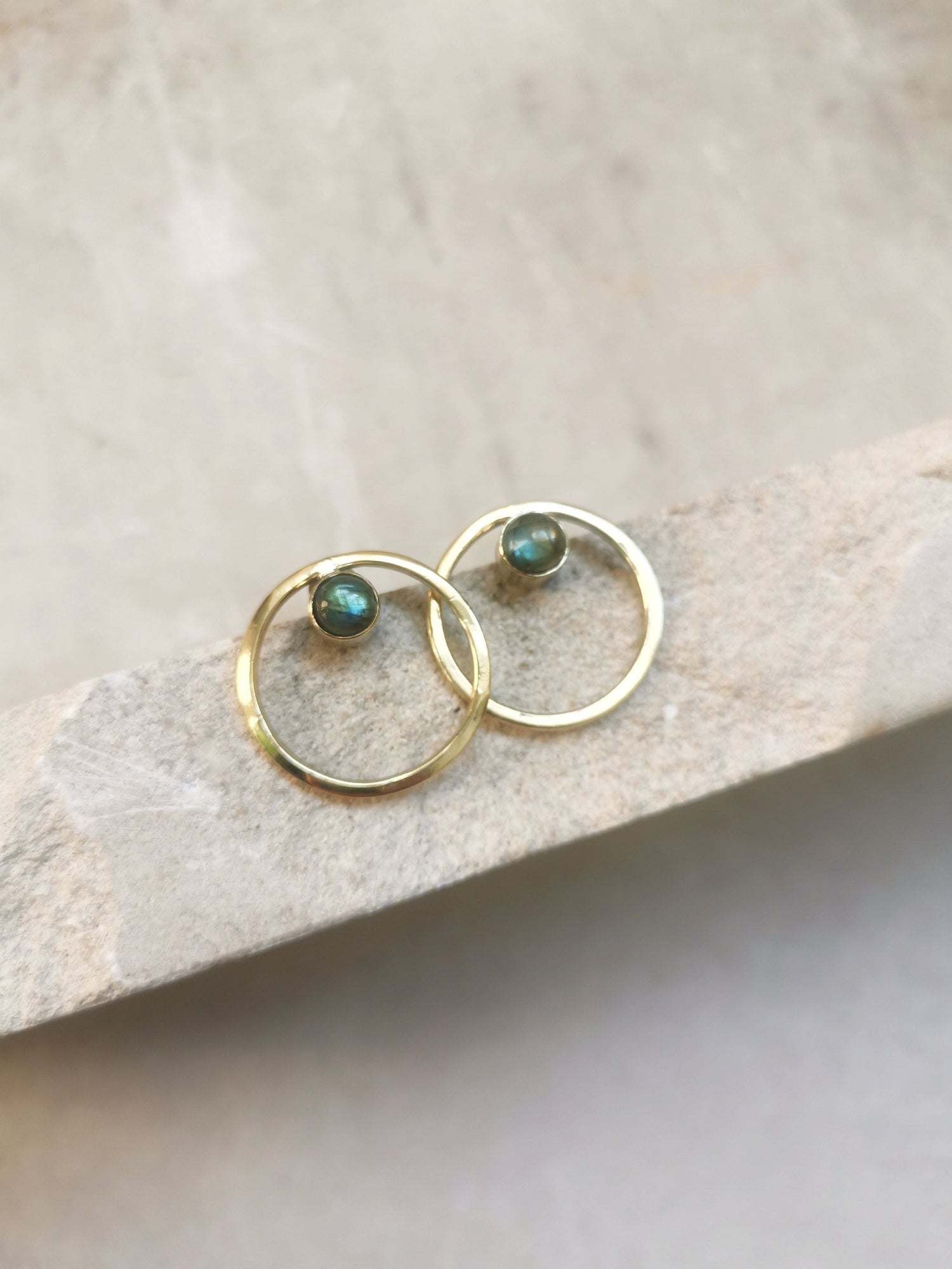 Boucles d'oreilles rondes avec labradorite, boucles d'oreilles en laiton avec labradorite, boucles d'oreilles rondes simples cercle ouvert, minimalistes, géométriques