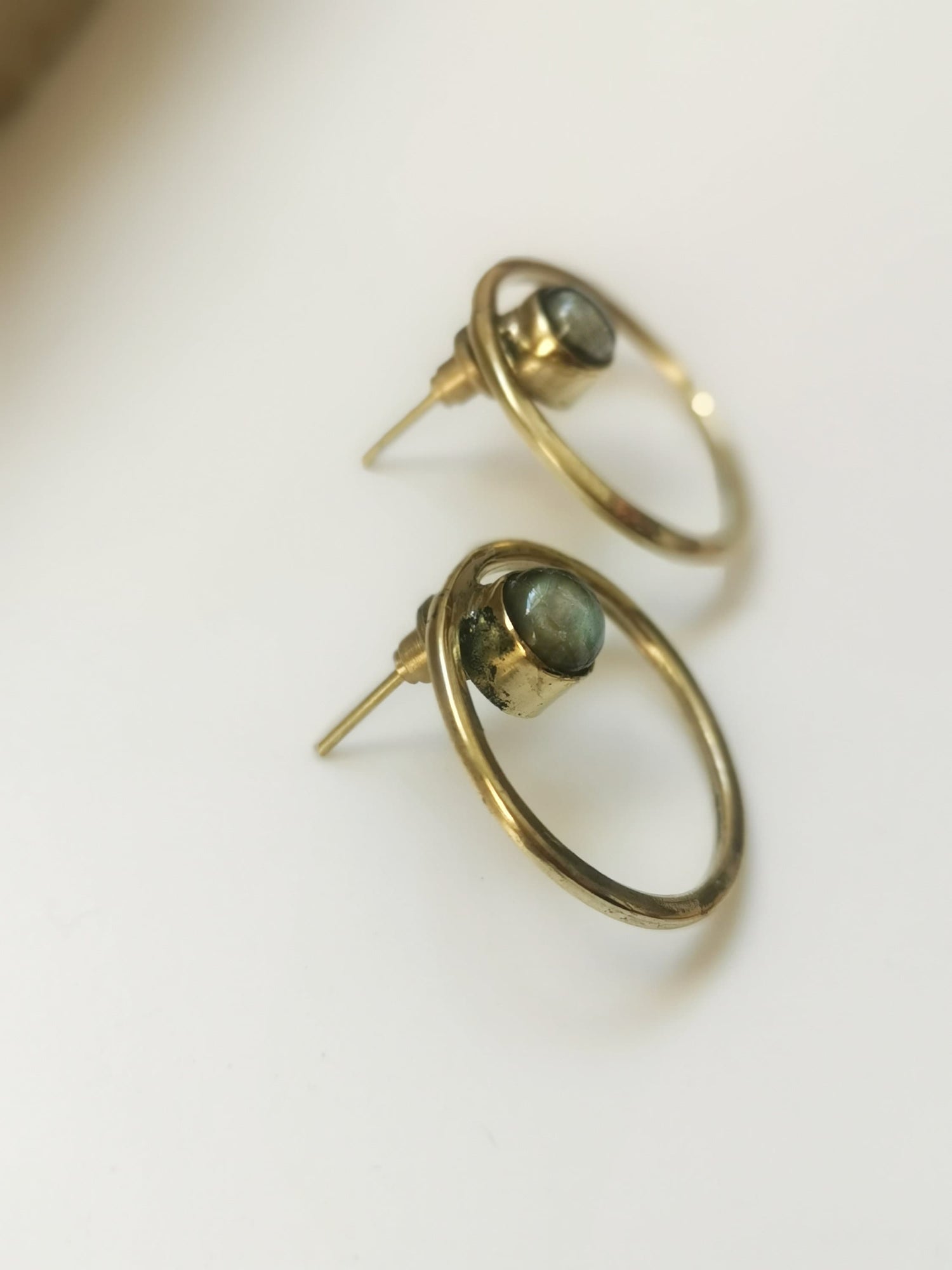 Boucles d'oreilles rondes avec labradorite, boucles d'oreilles en laiton avec labradorite, boucles d'oreilles rondes simples cercle ouvert, minimalistes, géométriques