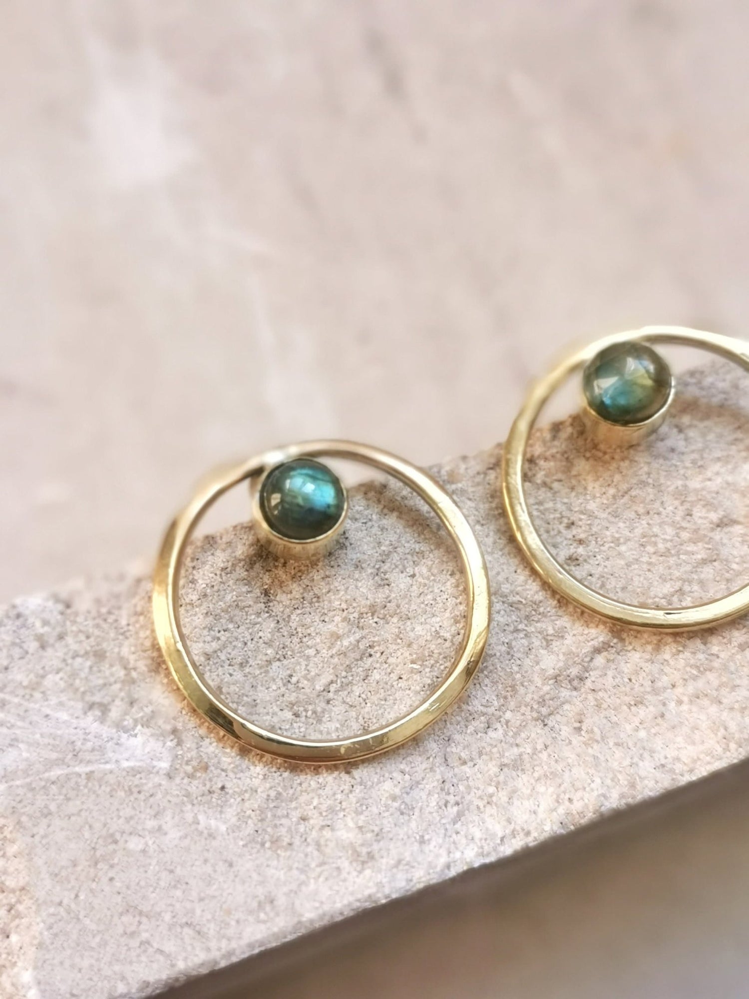 Kreis Ohrstecker mit Labradorit, Messing Ohrringe mit Labradorit, schlichte runde Ohrstecker offener Kreis, minimalistisch, geometrisch - CocosyBerlin