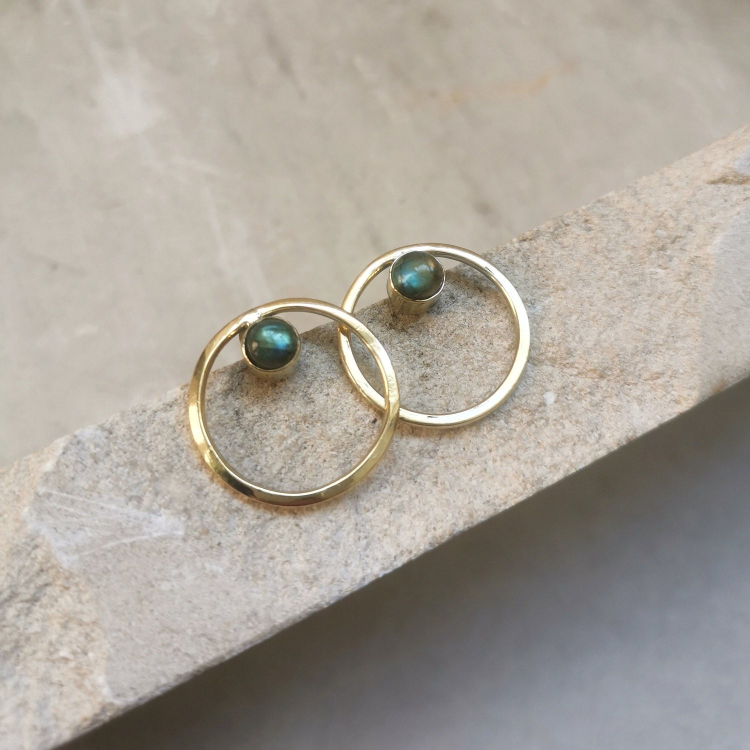 Boucles d'oreilles rondes avec labradorite, boucles d'oreilles en laiton avec labradorite, boucles d'oreilles rondes simples cercle ouvert, minimalistes, géométriques