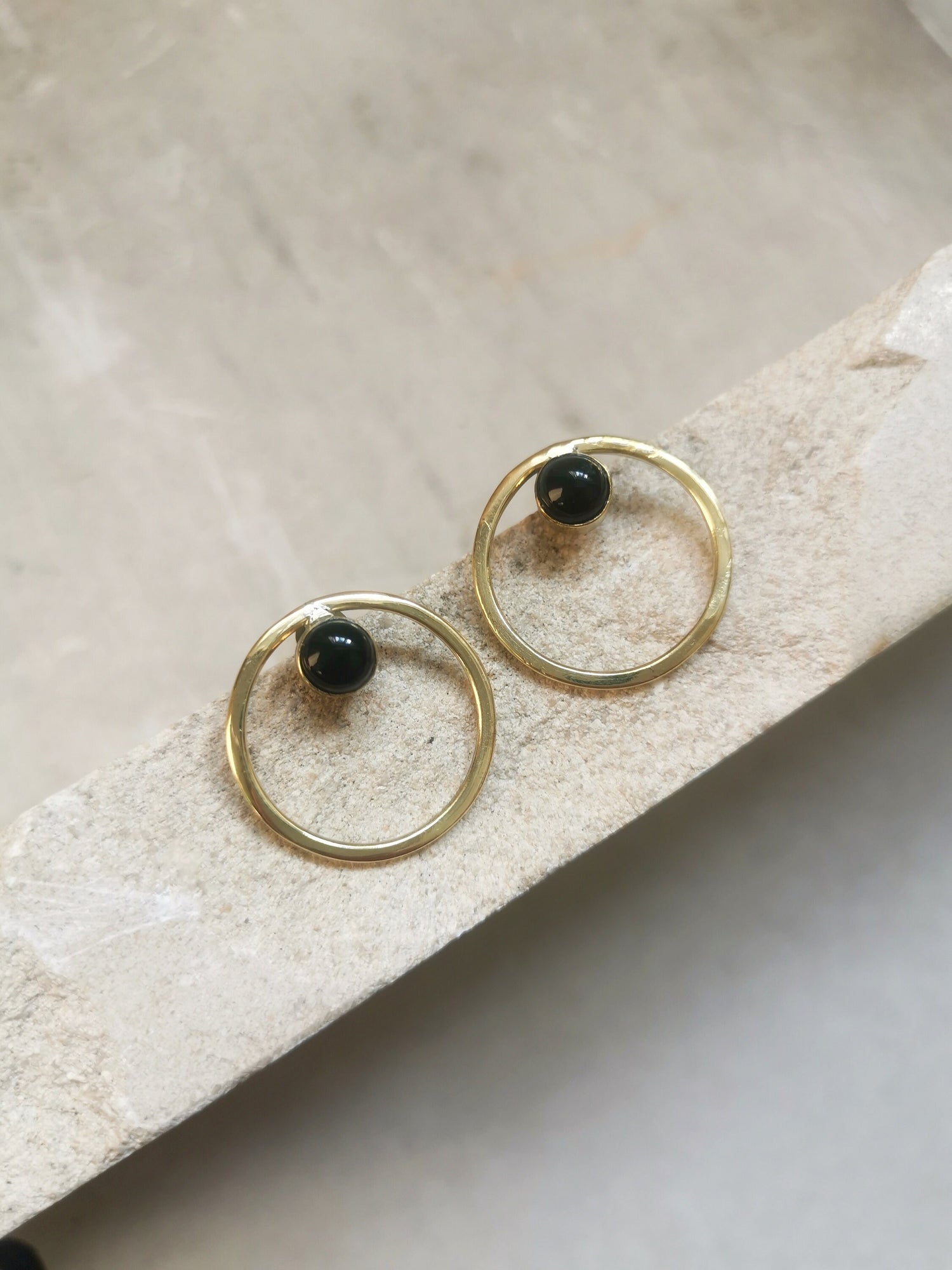 Boucles d'oreilles rondes avec pierres d'onyx, boucles d'oreilles en laiton avec onyx noir, boucles d'oreilles simples à tige cercle ouvert, minimalistes, géométriques