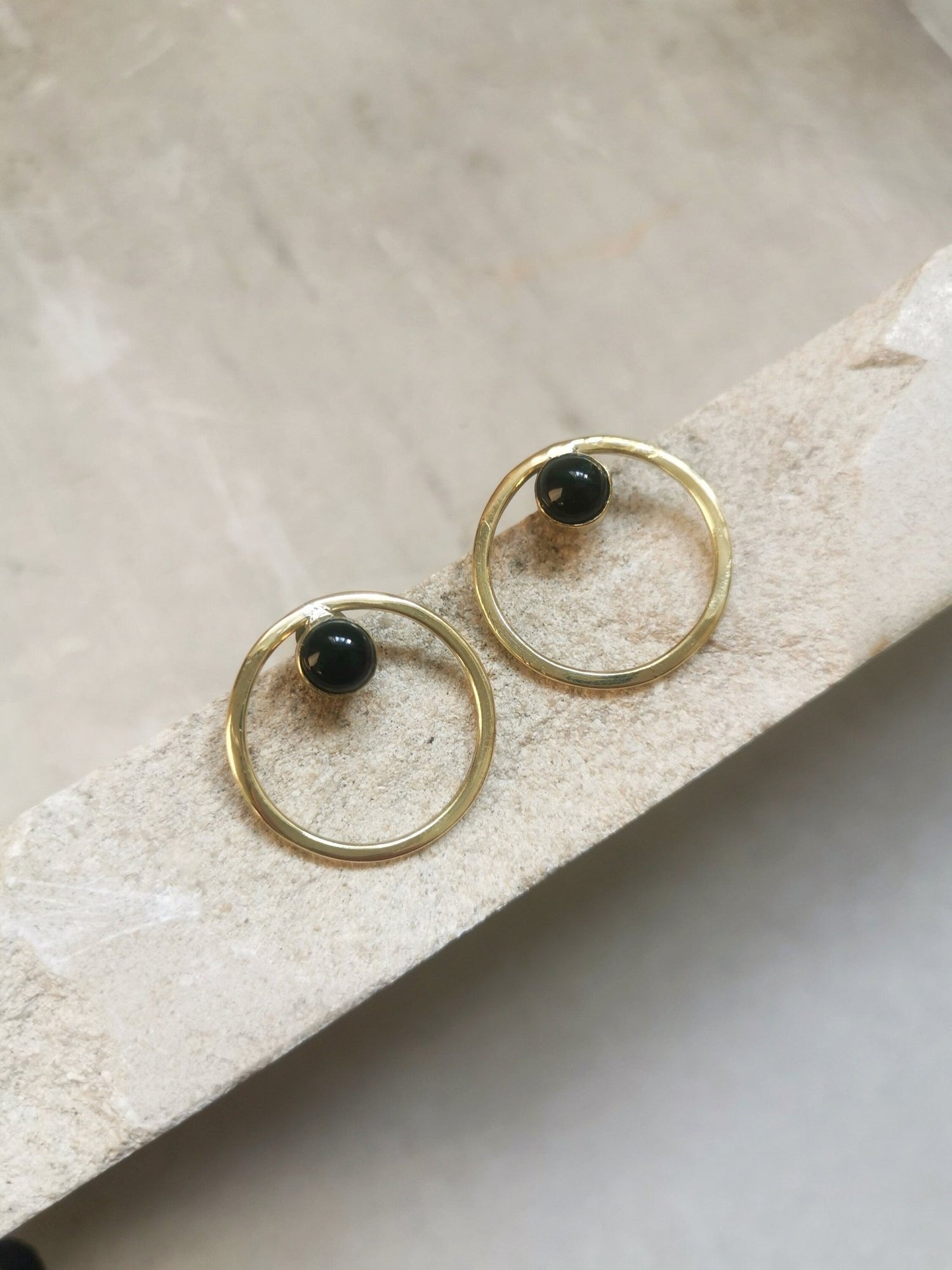 Runde Ohrstecker mit Onyx Steine, Messing Ohrringe mit schwarzem Onyx, schlichte Ohrstecker offener Kreis, minimalistisch, geometrisch - CocosyBerlin