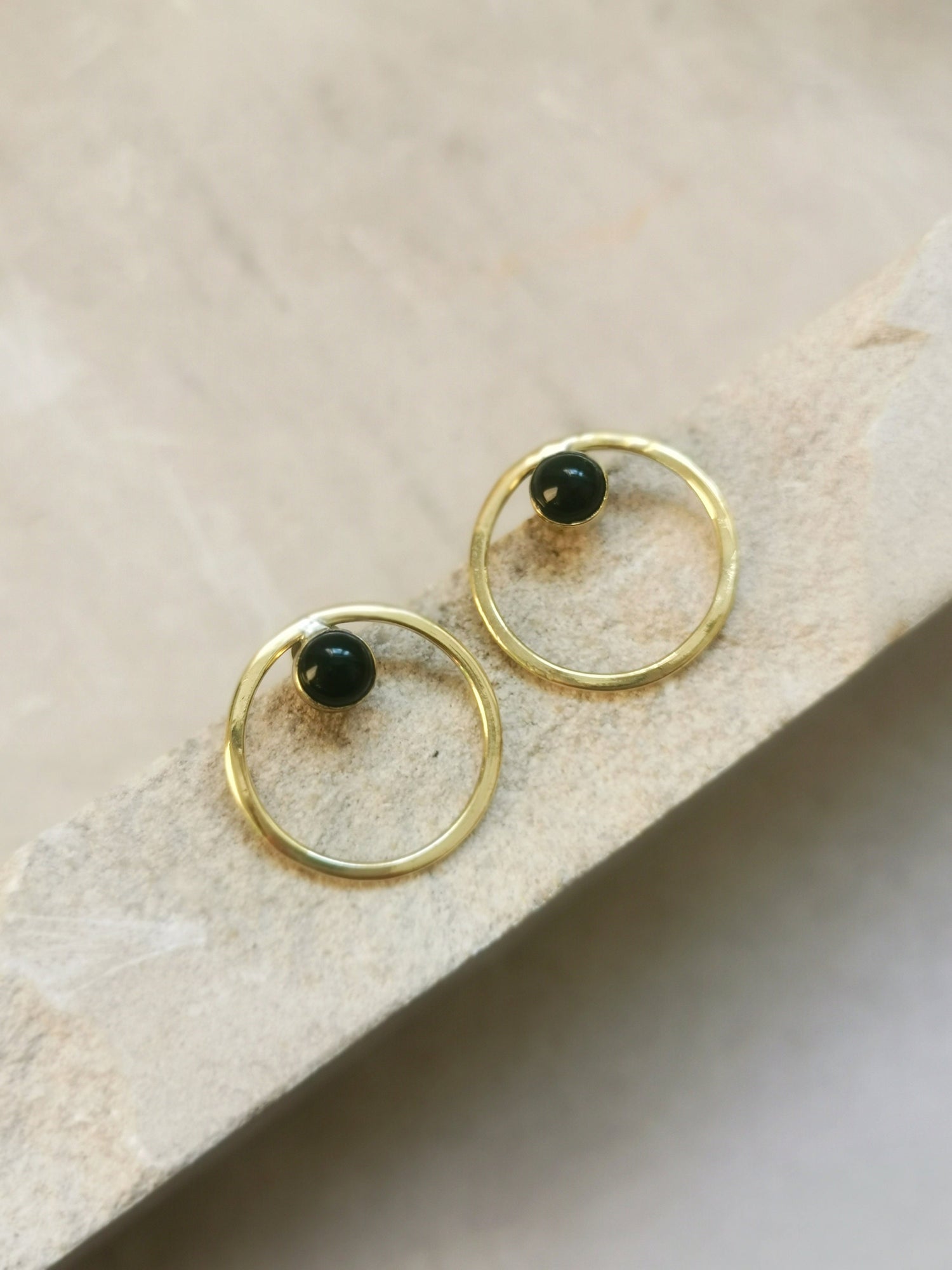 Boucles d'oreilles rondes avec pierres d'onyx, boucles d'oreilles en laiton avec onyx noir, boucles d'oreilles simples à tige cercle ouvert, minimalistes, géométriques