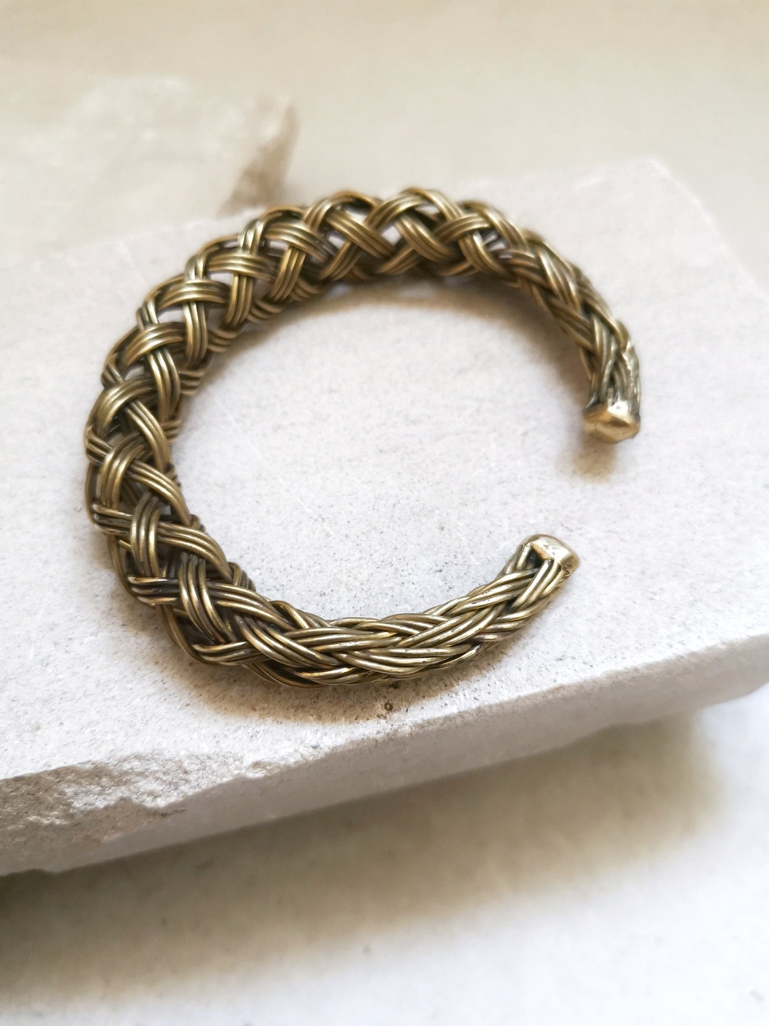 Chunky Armband aus goldenem Messing, Statement Armreif, breiter Armreif, geflochtenes Armband, Rundes Armband