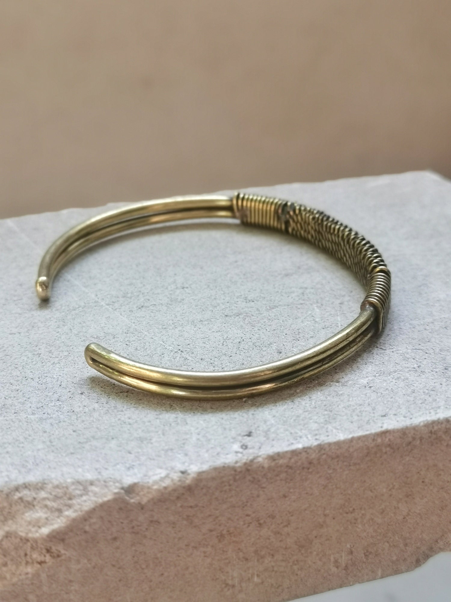Bracelet en laiton doré, jonc en laiton enroulé d'or torsadé, jonc simple et minimaliste