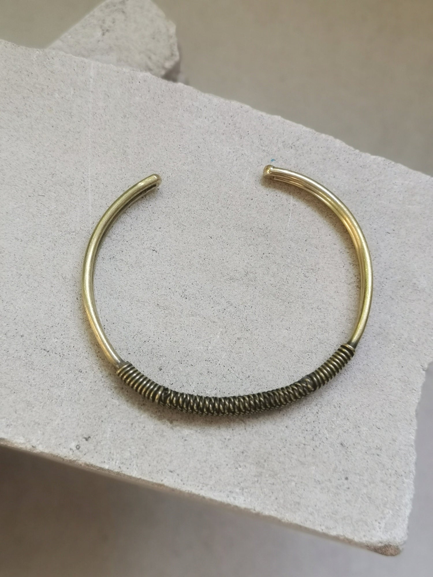 Bracelet en laiton doré, jonc en laiton enroulé d'or torsadé, jonc simple et minimaliste