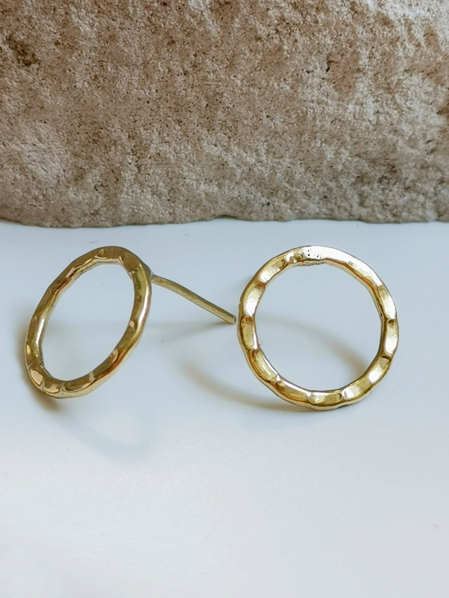 Boucles d'oreilles à tige rondes en laiton doré, boucles d'oreilles à tige rondes minimalistes simples, laiton martelé, idée cadeau