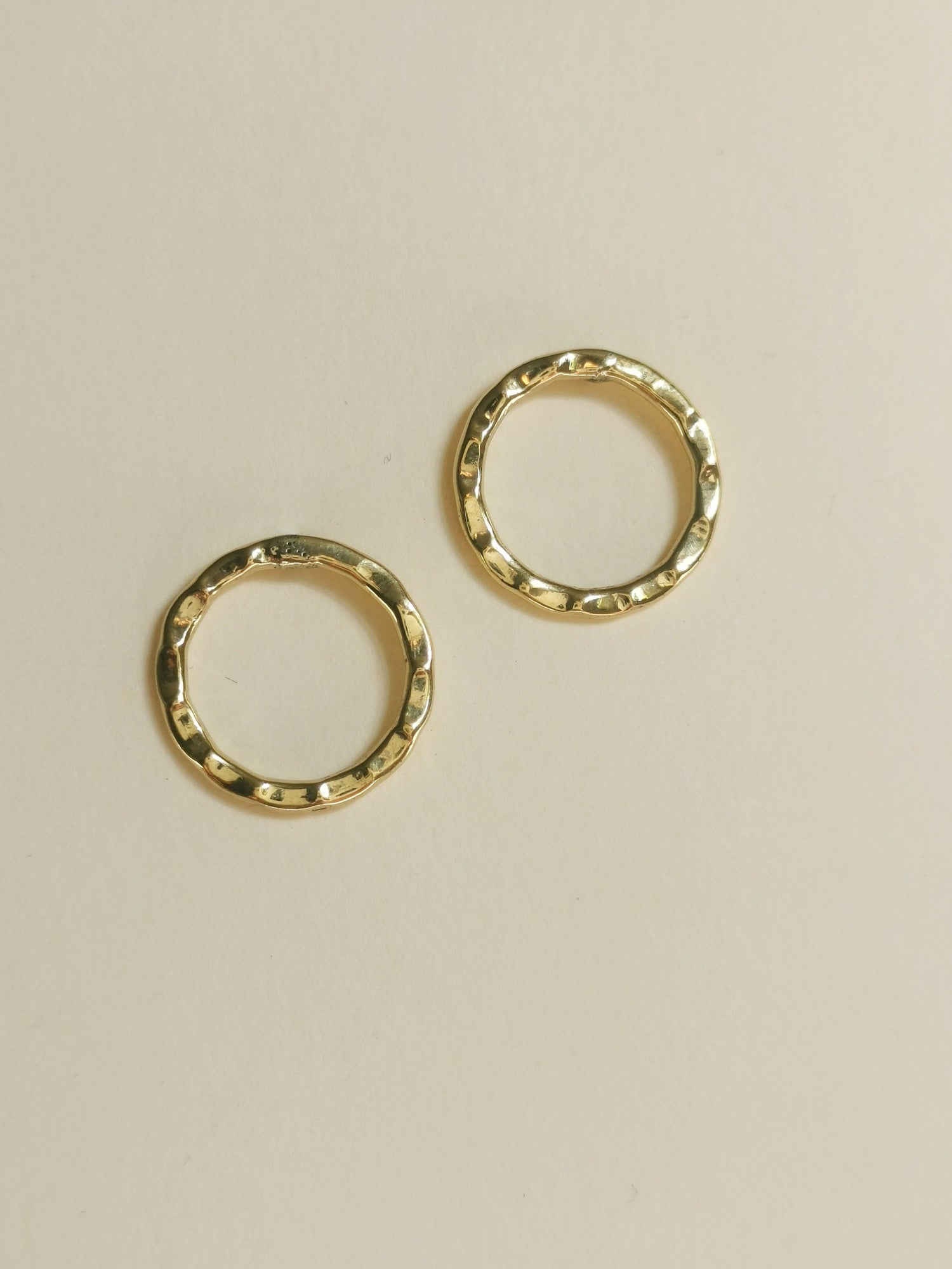 Boucles d'oreilles à tige rondes en laiton doré, boucles d'oreilles à tige rondes minimalistes simples, laiton martelé, idée cadeau