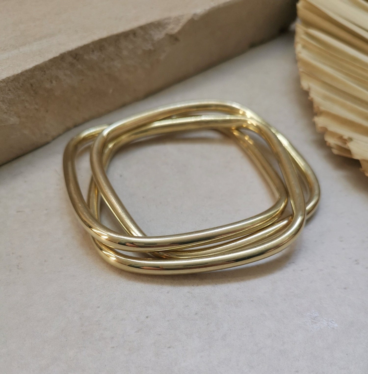 Chunky Armband aus goldenem Messing, Statement Armband, breite Armreifen, Tribal goldener Armreif aus 3 geometrische Reifen, Trio Armband - CocosyBerlin
